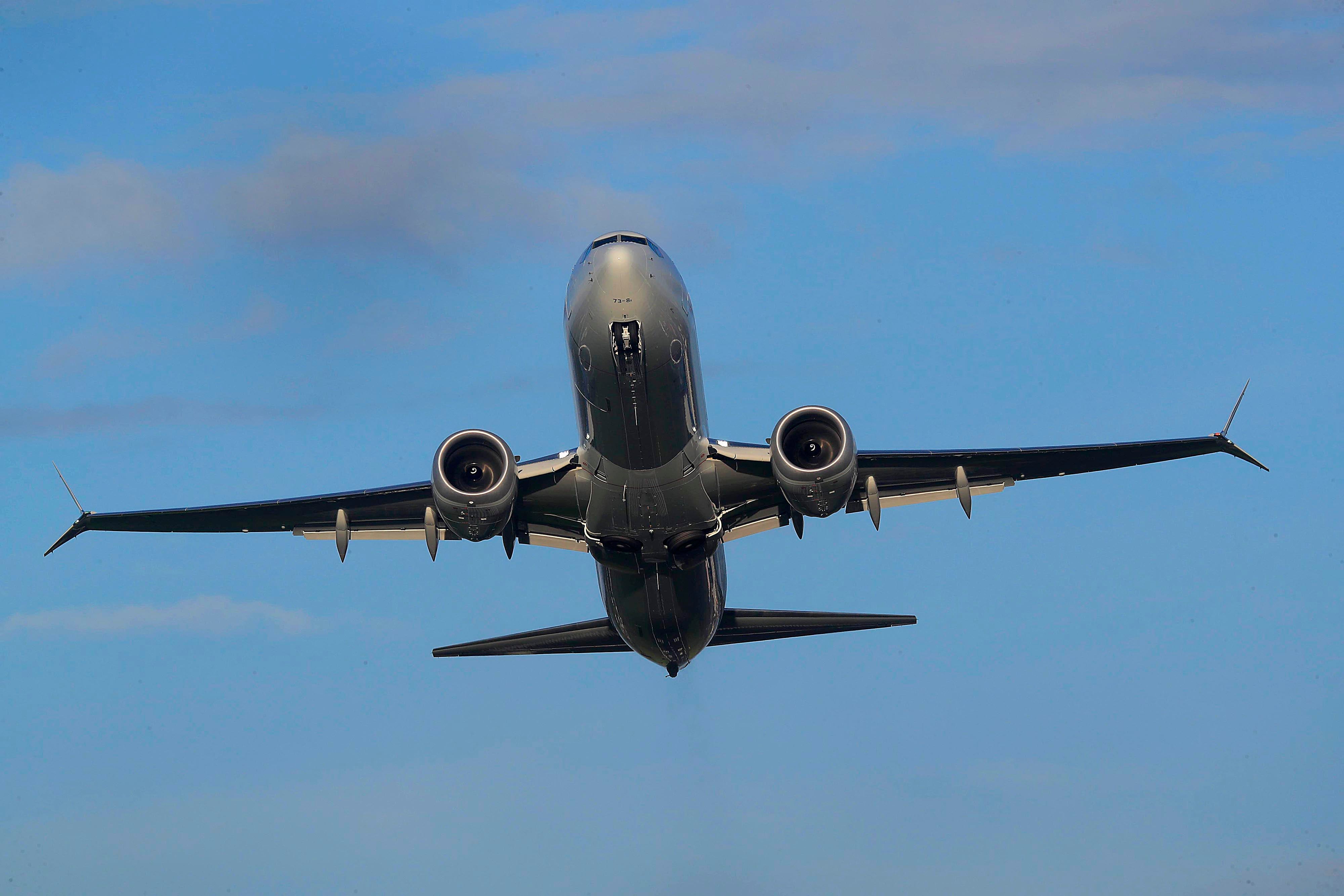 04/07/2023 Aeropuerto Juan Santamaría. Despegue y llegada de aviones, pista y torre de control. Para temas ralacionados con tráfico aéreo, aviones, torre de control, controladores aéreos, líneas aéreas, etc.