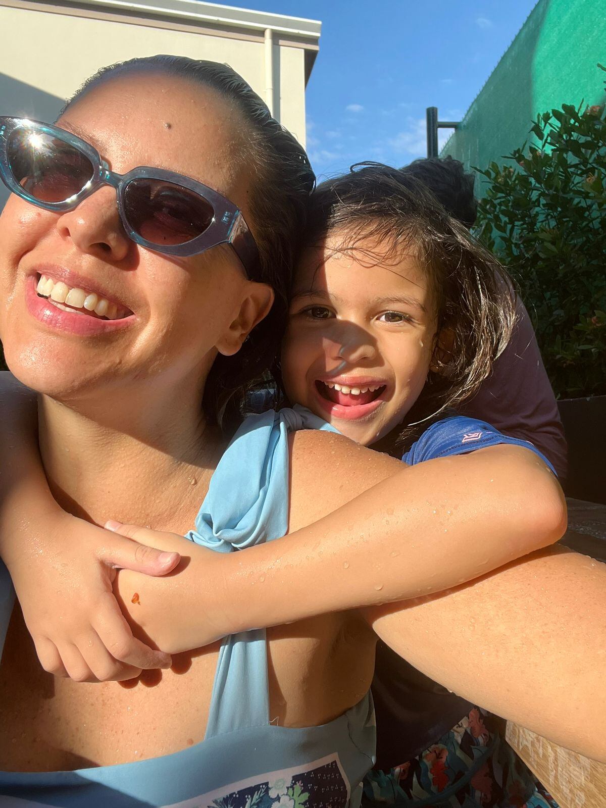 Una niña abrazando a su madre.