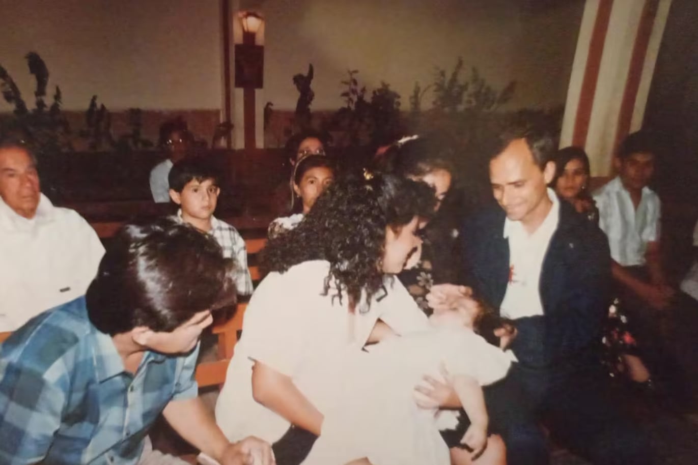 Bautizo de Mildred Camacho en Chulucanas, con su padrino Robert Prevost, hoy papa de la Iglesia Católica, León XIV.