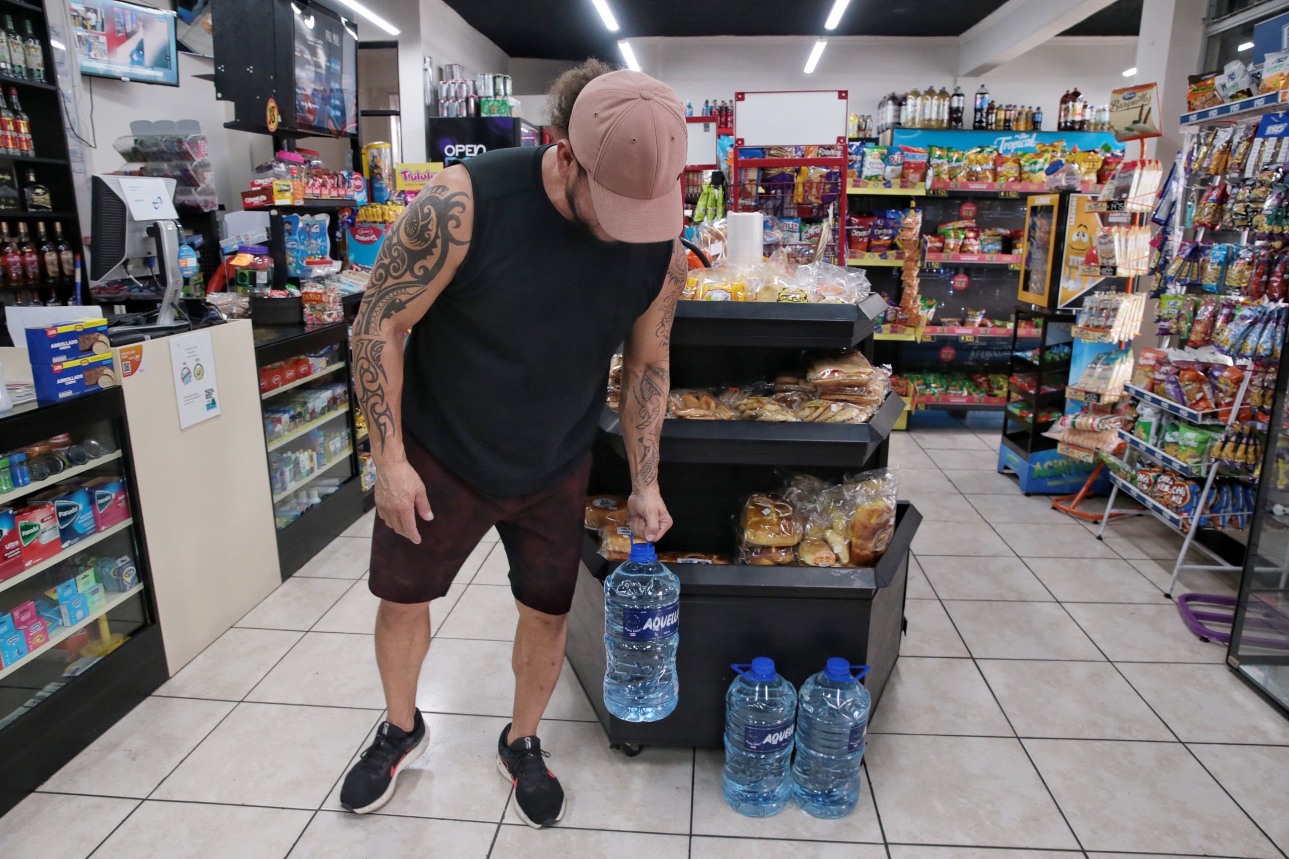 26/01/2024/ Contaminación del agua en Tibás, Moravia Guadalupe afecta a vecinos y comercio, funcionarios del A&A suministran agua en Calle Blancos / foto John Durán