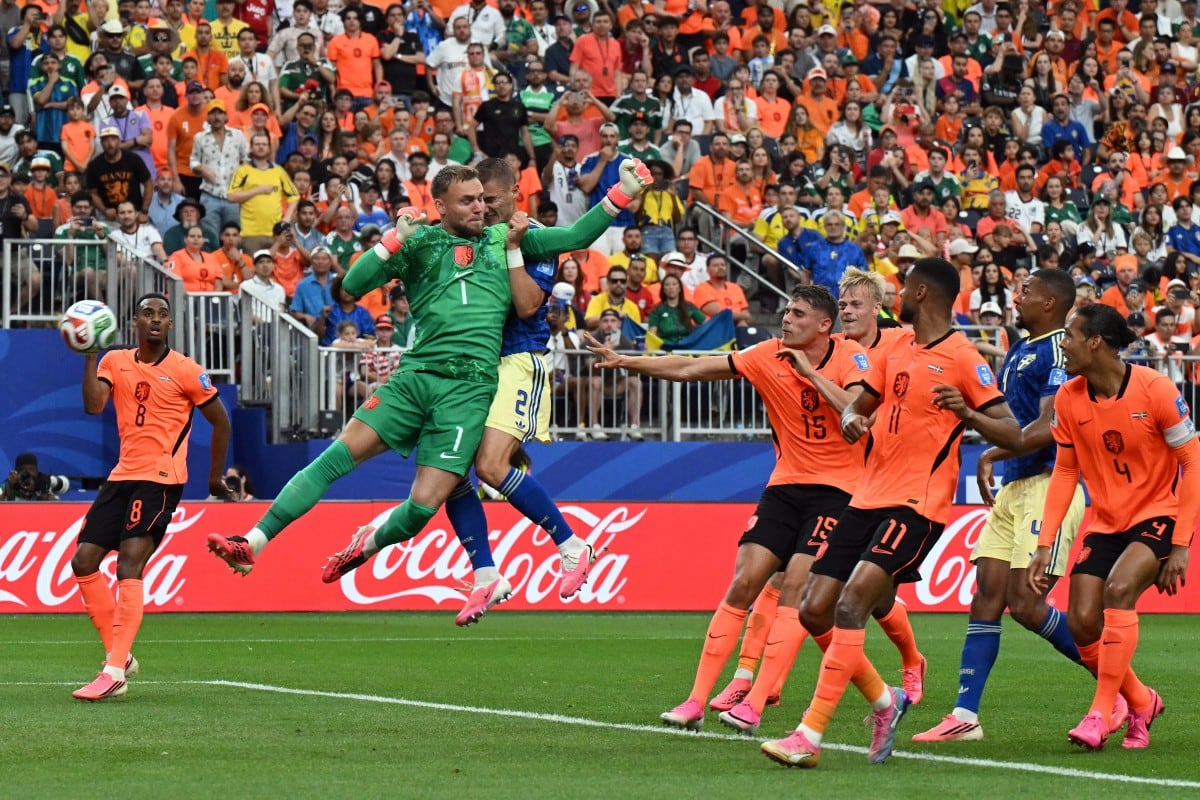 El portero de Países Bajos Bart Verbruggen sale por un balón en el duelo contra Suecia.