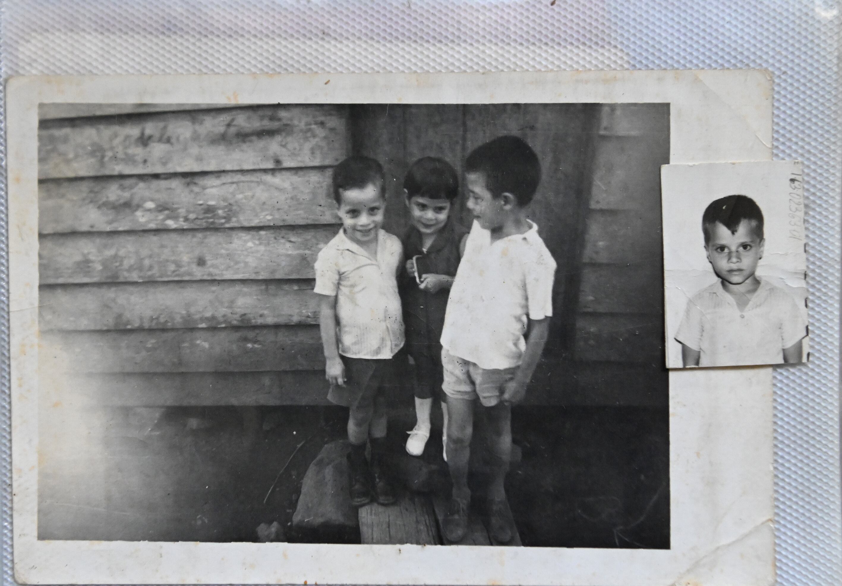 18 de octubre del 2023. Linda Vista de Tibás. 09:30 hrs. Retratos y videos para sección Gente sobre Jorge Vindas, uno de los investigadores de la zona azul península de Nicoya. En la foto: El investigador mostró fotografías y posó para los retratos en su casa de habitación en Tibás. Foto: Albert Marín para la Nación.