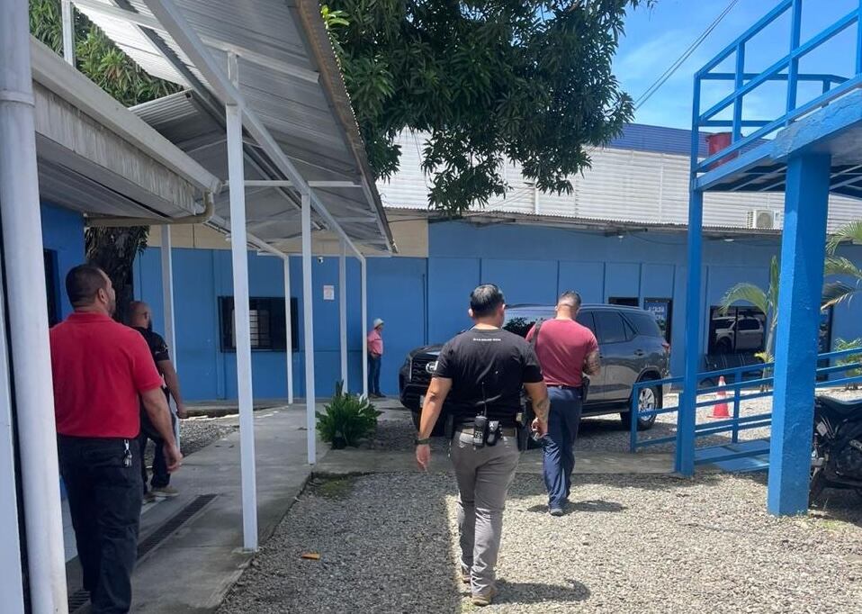 Agentes judiciales el jueves cuando ingresaron a la Municipalidad de Talamanca a secuestrar los expedientes. Fotografía: