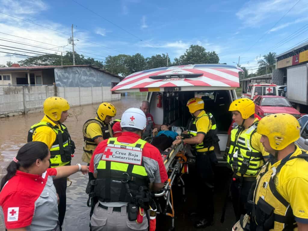 Cruzrojistas rescatan a una persona que estaba atrapada en las aguas.