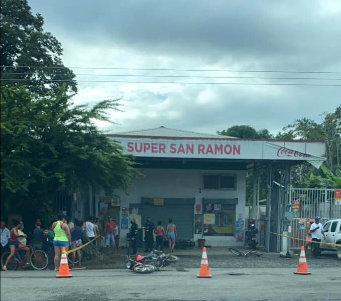 La Fuerza Pública acordonó el sitio mientras llegaban agentes del OIJ. También se desarrolló un operativo en la zona para tratar de dar con los asaltantes. Foto: Reiner Montero.