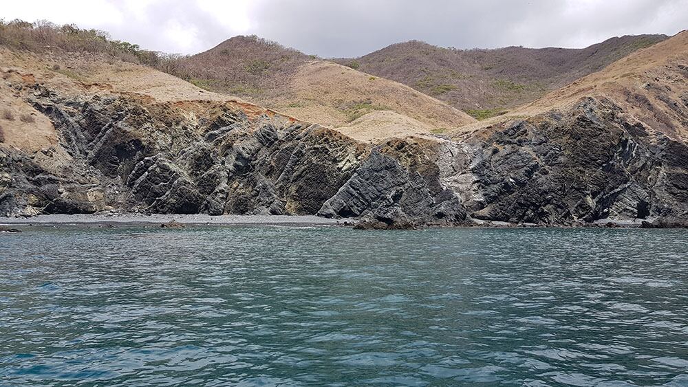 Parte de las rocas emergidas del manto de la Tierra en una de las zonas donde los geólogos han evidenciado una de las erupciones submarinas de nuestro país. Foto: Percy Denyer Ch.