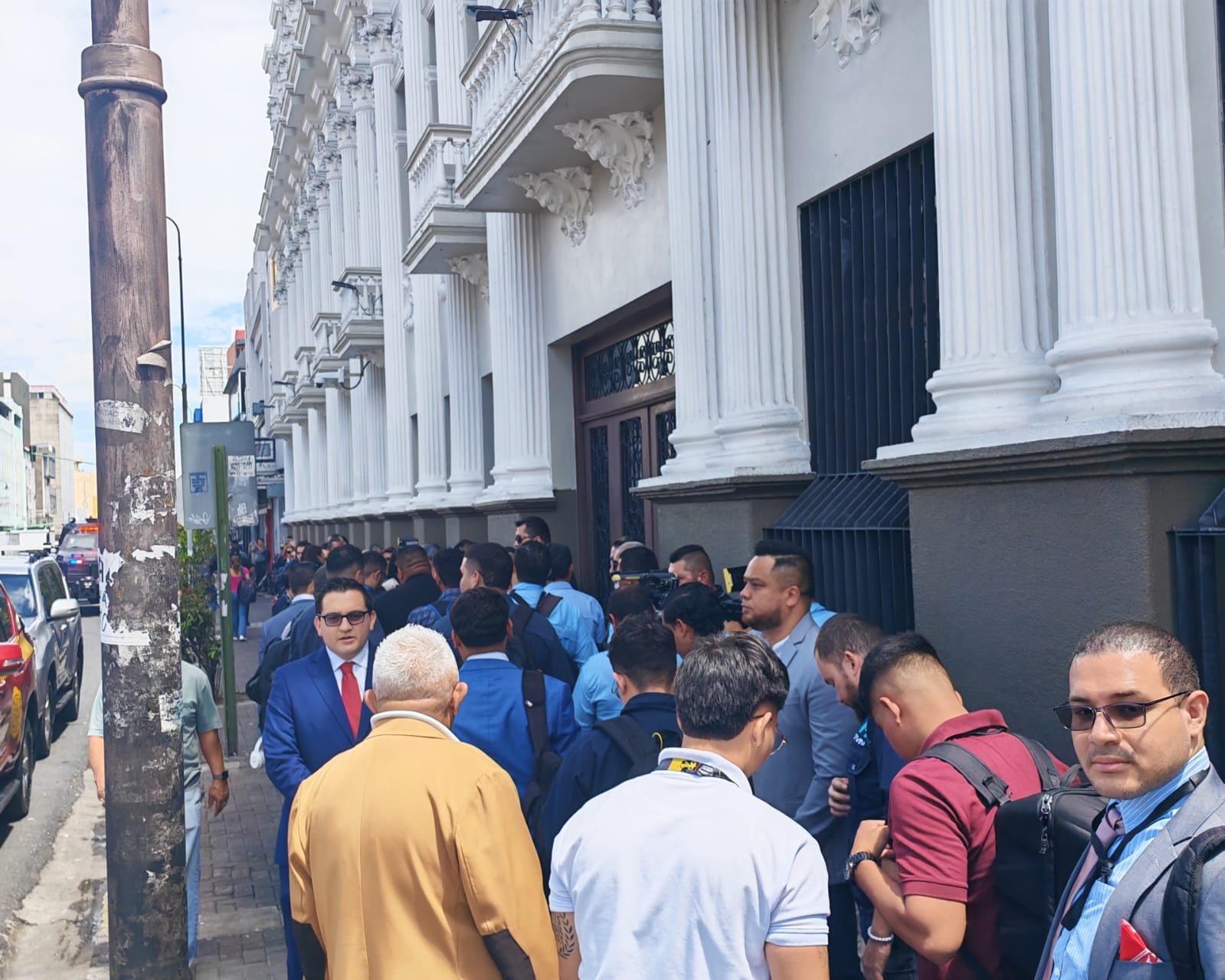 Ambiente previo al anuncio del gabinete de Laura Fernández.