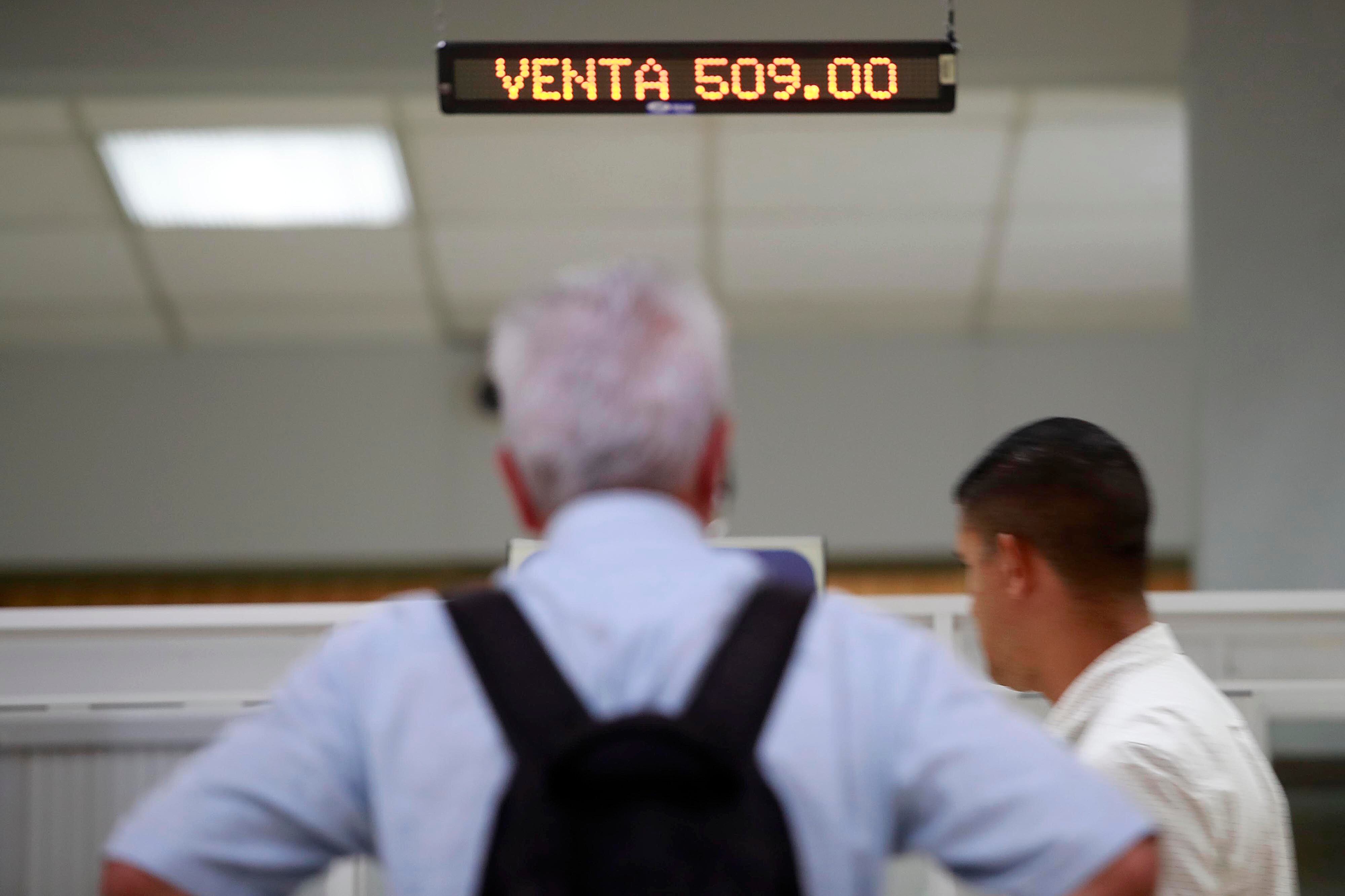 14/04/2024 San José. Pizarra electrónica con información relacionada con el tipo de cambio (compra y venta) del dolar, en el Banco Nacional. Foto: Rafael Pacheco Granados