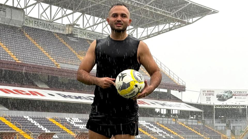 Anthony Porras hizo tres goles, dos de ellos debajo del marco y pidio llevarse el balon.
