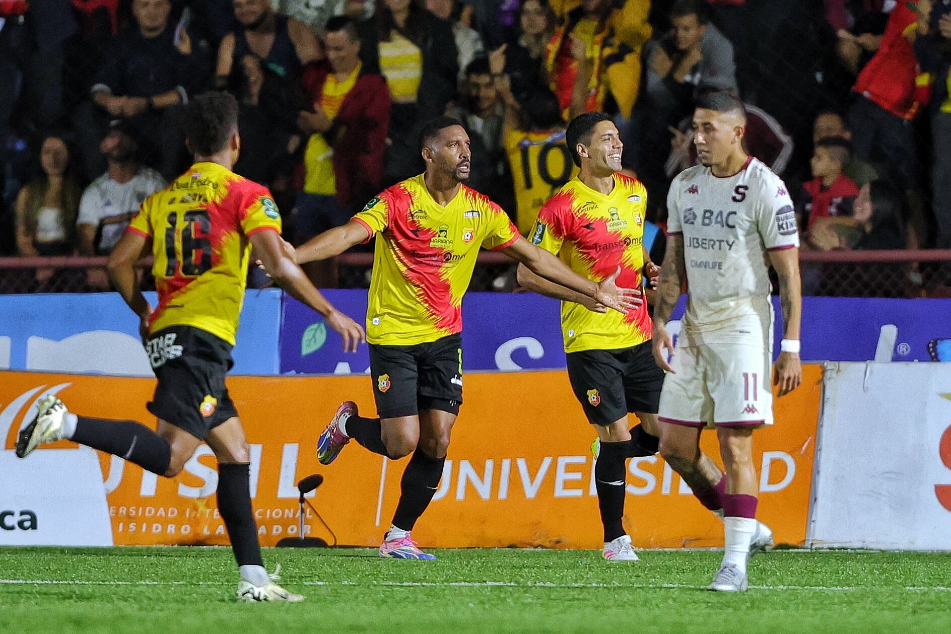17/09/2025/ Juego entre el Club Sport Herediano vs Saprissa por el torneo apertura 2025 de la Liga Promerica en el estadio Carlos Alvarado / foto John Durán