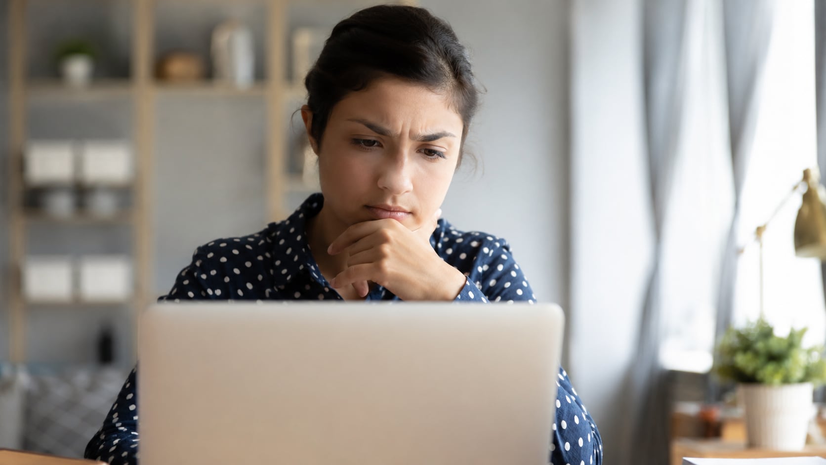 Científicos identificaron un sesgo que lleva a muchas personas a creer que conocen todos los hechos antes de decidir, aunque solo dispongan de información parcial.