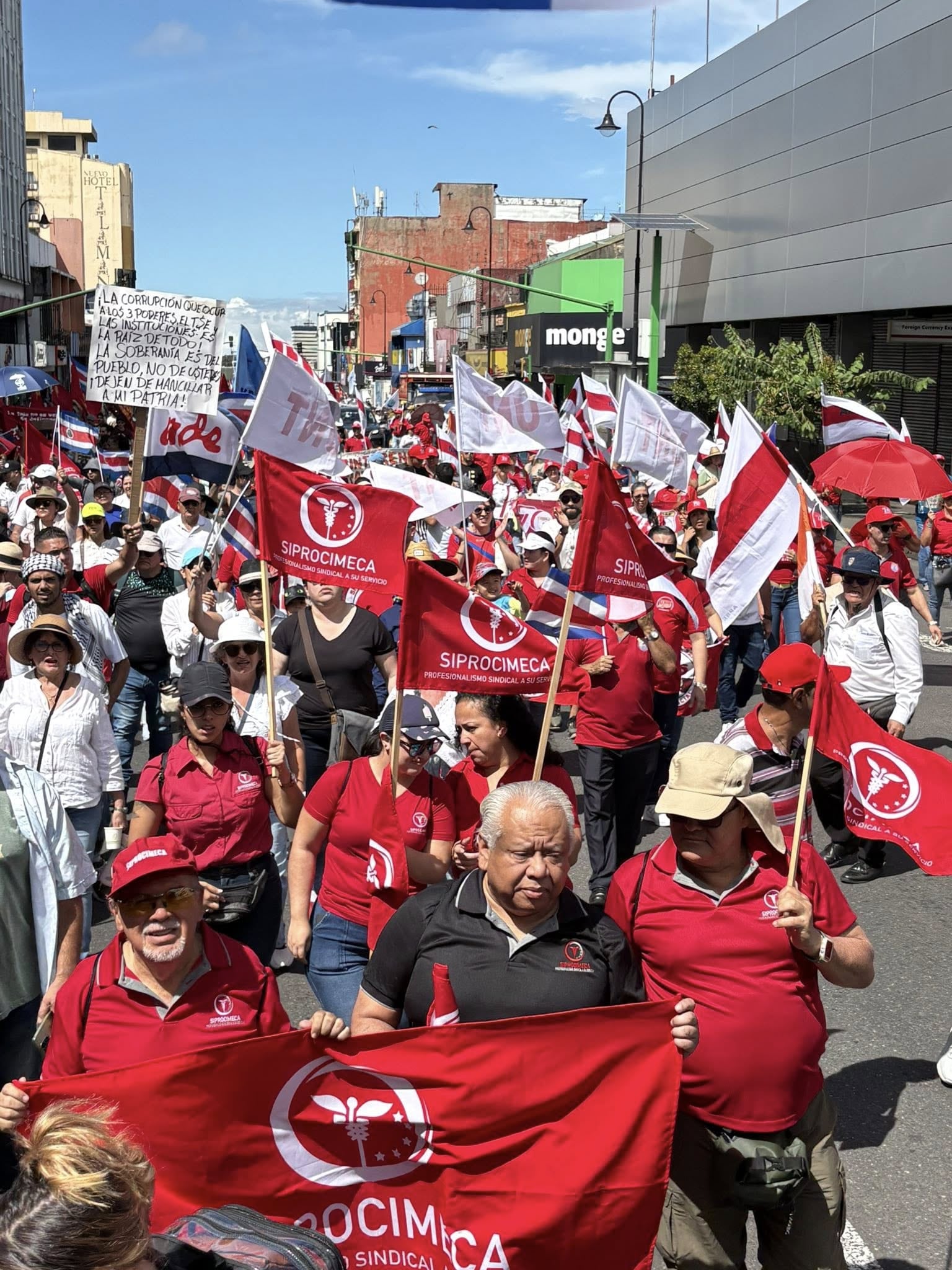 Manifestantes en la marcha en favor de la CCSS.