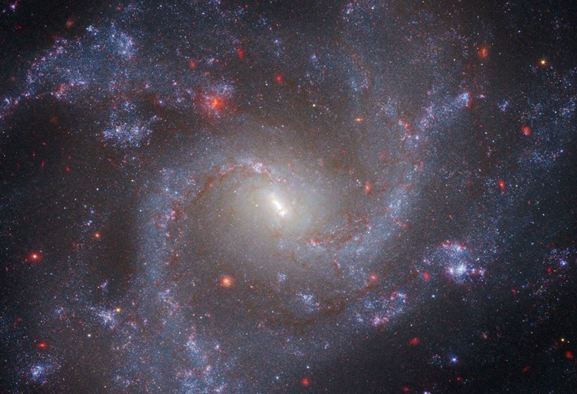 Un estudio internacional presentó el mapa más detallado de la materia oscura y explicó su rol clave en la formación de galaxias, estrellas y planetas.