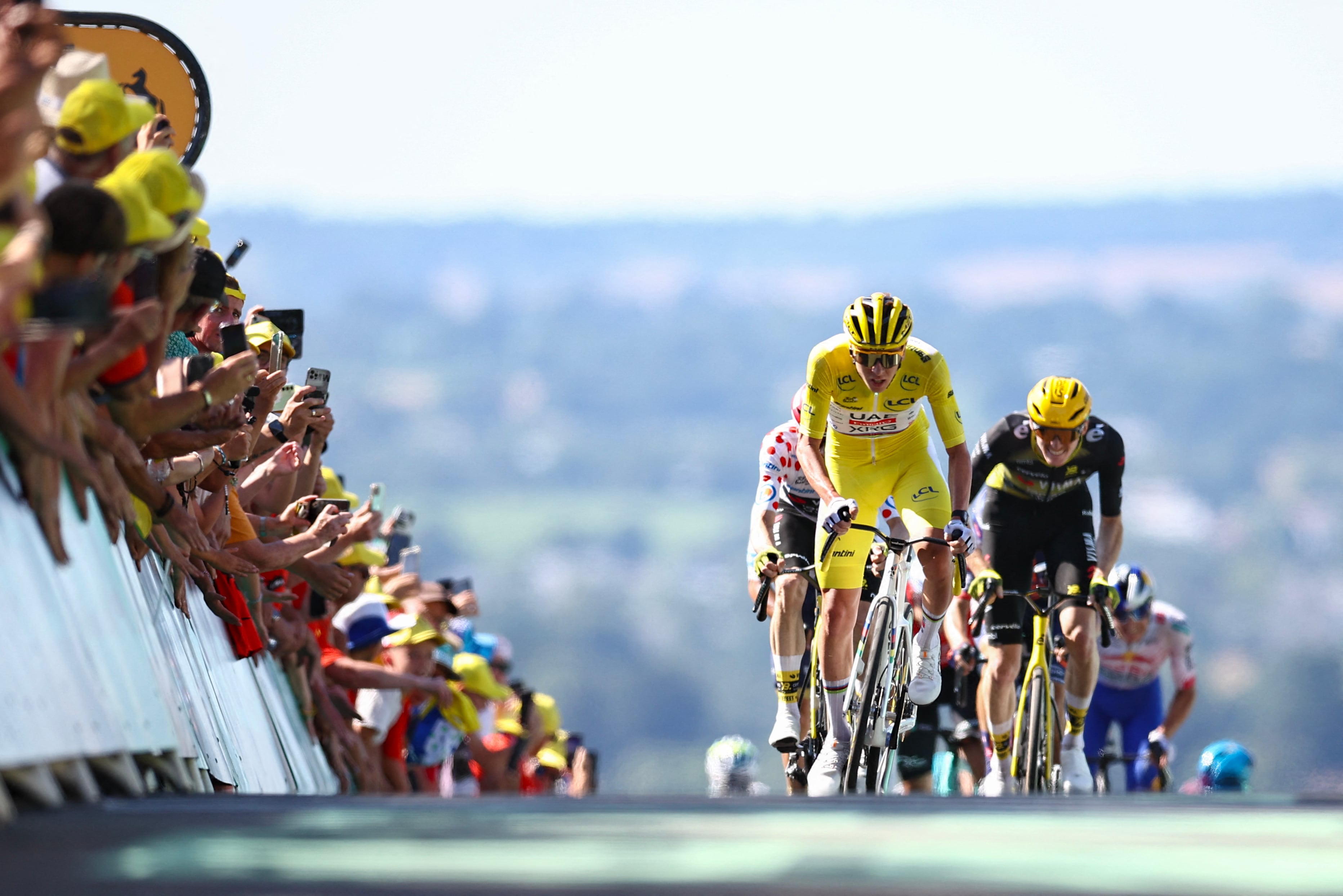 Tadej Pogacar, todavía con la camisa amarilla, encabeza este tramo de ascenso en la etapa del Tour de Francia.