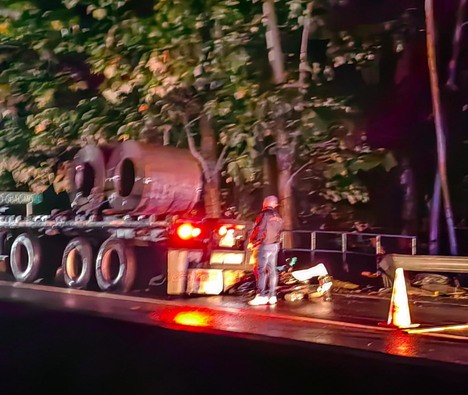 Motociclista de 23 años muere tras chocar contra tráiler en la ruta 32, en Guácimo.