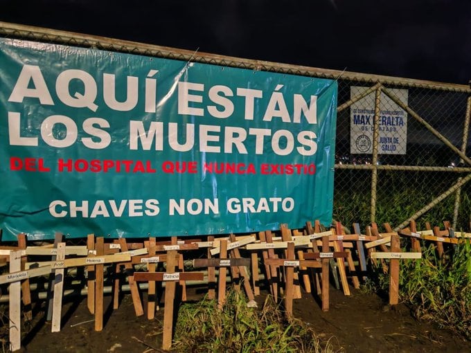Pegaron una manta en la malla que delimita el terreno para lo que será ese nuevo hospital la cual dice: “Aquí están los muertos del hospital que nunca existió. Chaves non grato”.