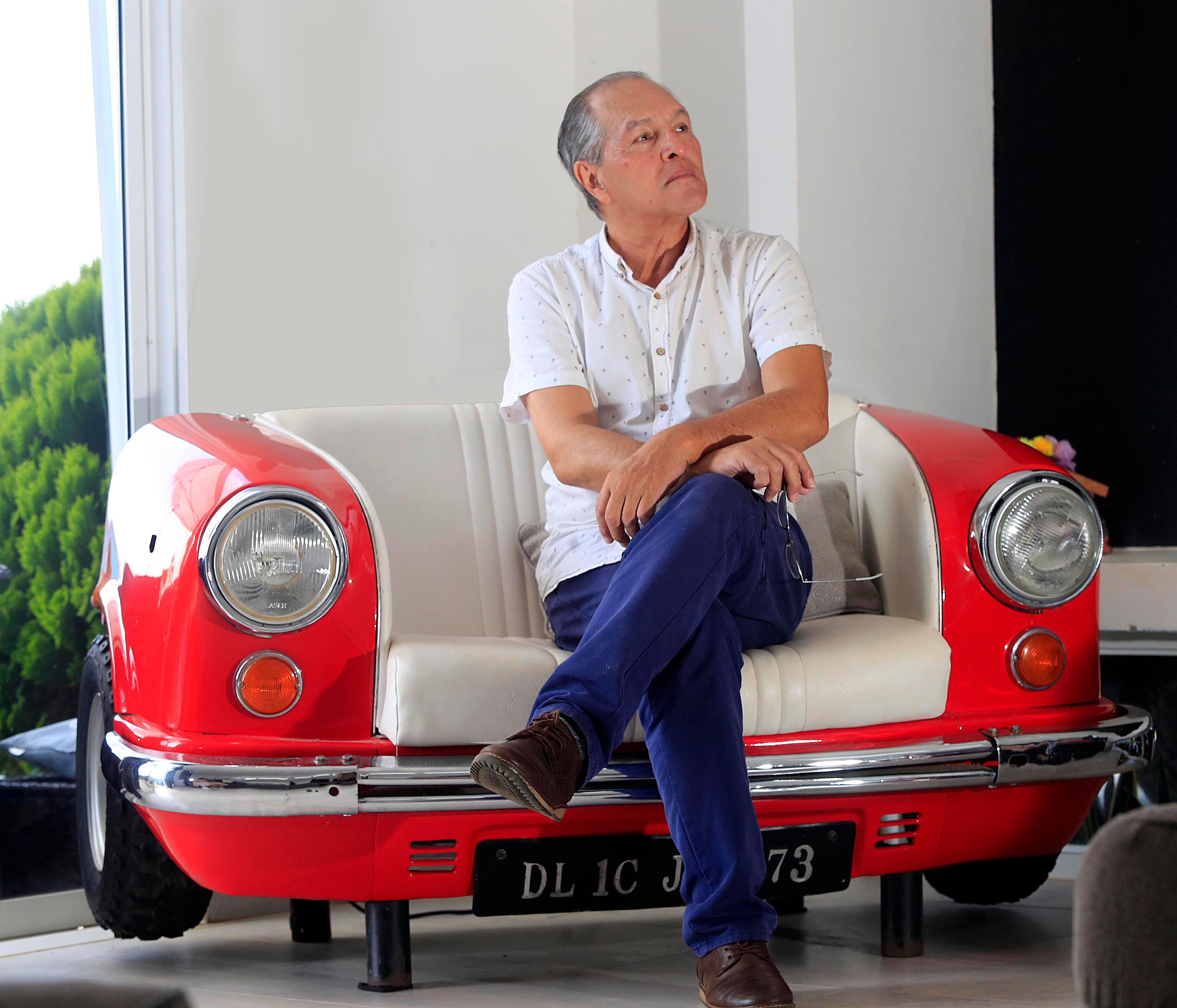 12/01/2024 Puriscal. El locutor, actor y abogado Gustavo Rojas Antillón, mostró su faceta de buen hijo. El junto a sus hermanas Lorena y Kattia (de blusa negra) compartieron el momento familiar atendiendo a su madre, doña María Isabel Antillón Montealegre. Foto: Rafael Pacheco Granados