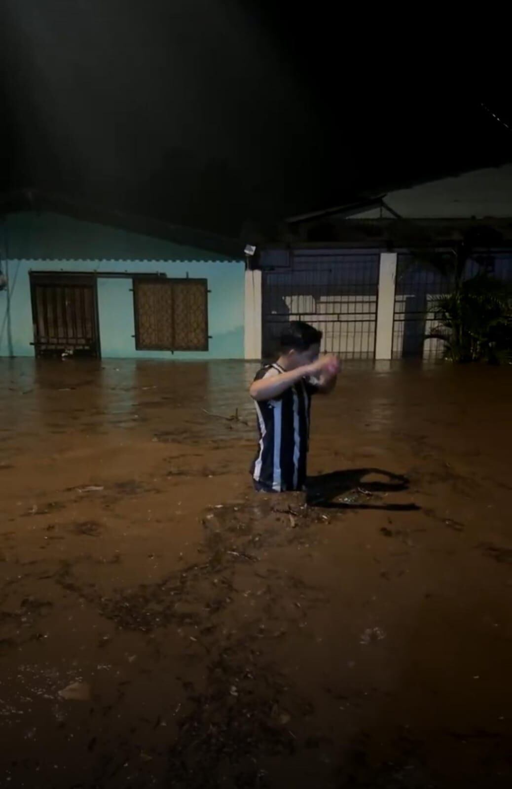 En Santa Cecilia, Santa Cruz, los residentes tuvieron que evacuar debido a que el nivel del agua les llegaba a la cintura. Foto: Cortesía Guana/Noticias.