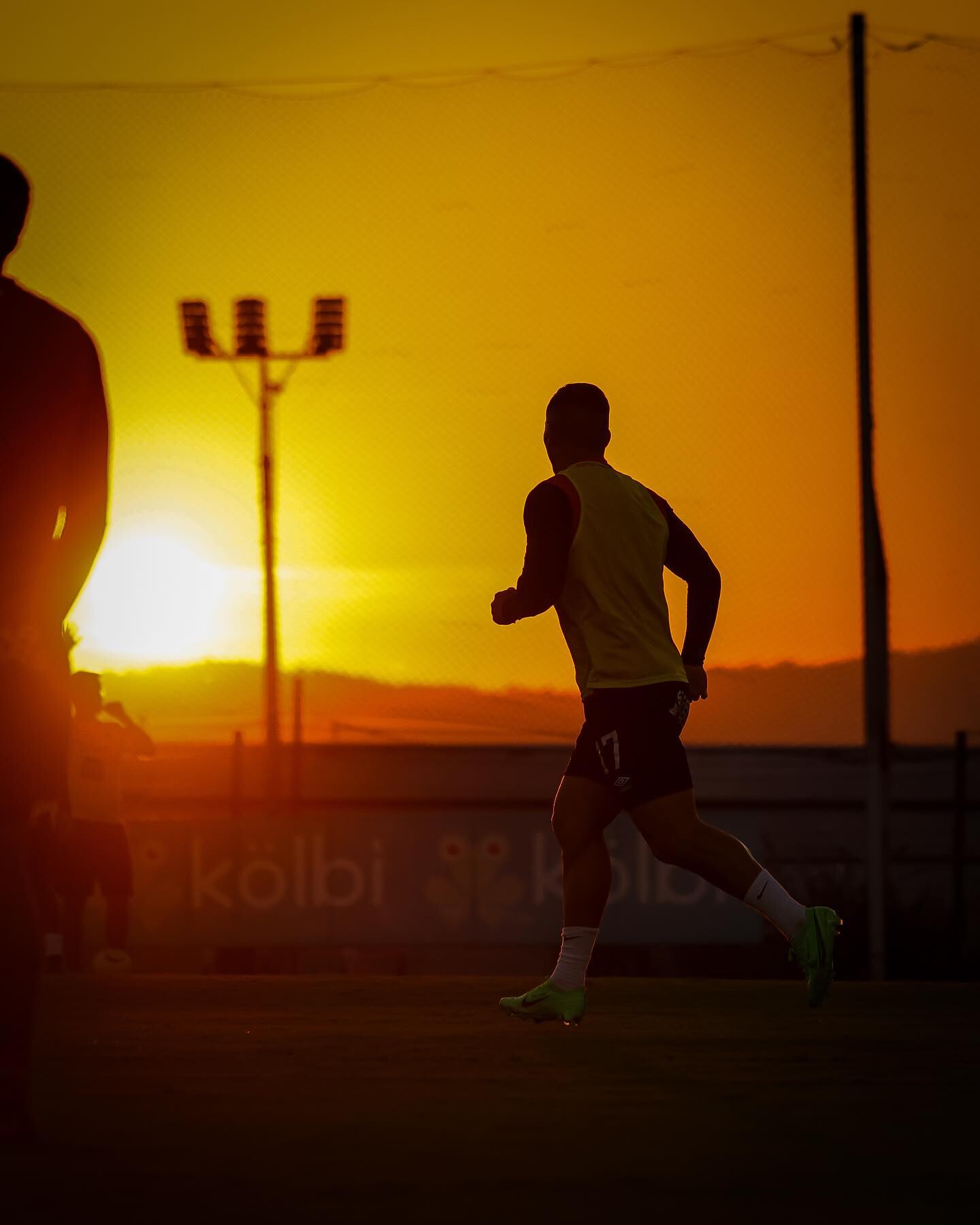 Liga Deportiva Alajuelense modificó su hora predilecta de entrenamiento por una razón específica detectada por Alexandre Guimaraes y su cuerpo técnico. Imágenes como esa de Carlos Mora ahora son habituales en el CAR.