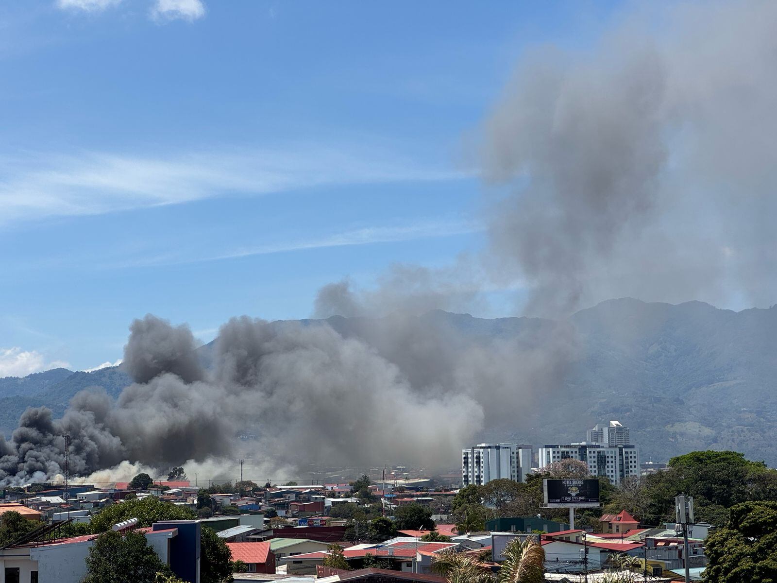Incendio en bodega en Cinco Esquinas de Tibás