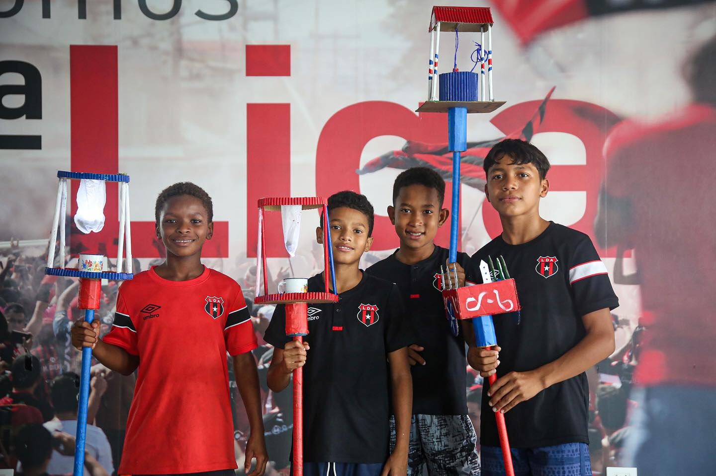 Jaden Armas, James Warren, Edison Fuller y David Molina son cuatro de los cachorros de Alajuelense que viven en la casa del CAR con Wendy Casares.