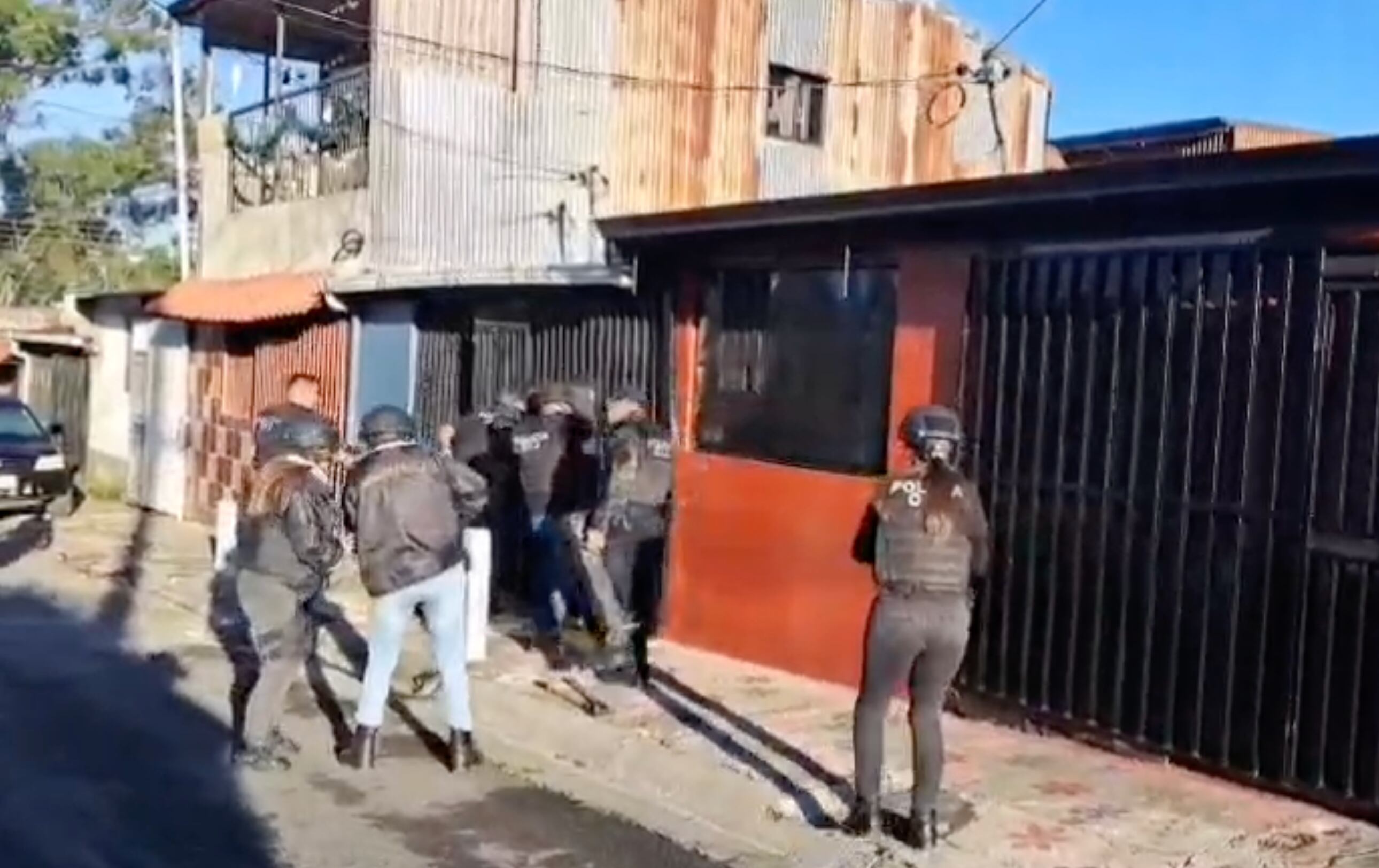 Agentes del Organismo de Investigación Judicial (OIJ) detuvieron este miércoles a un hombre de 26 años y de apellido Brizuela, sospechoso del delito de robo agravado, durante un allanamiento efectuado desde las 6 a. m. en Los Guido de Desamparados. Fotografía: