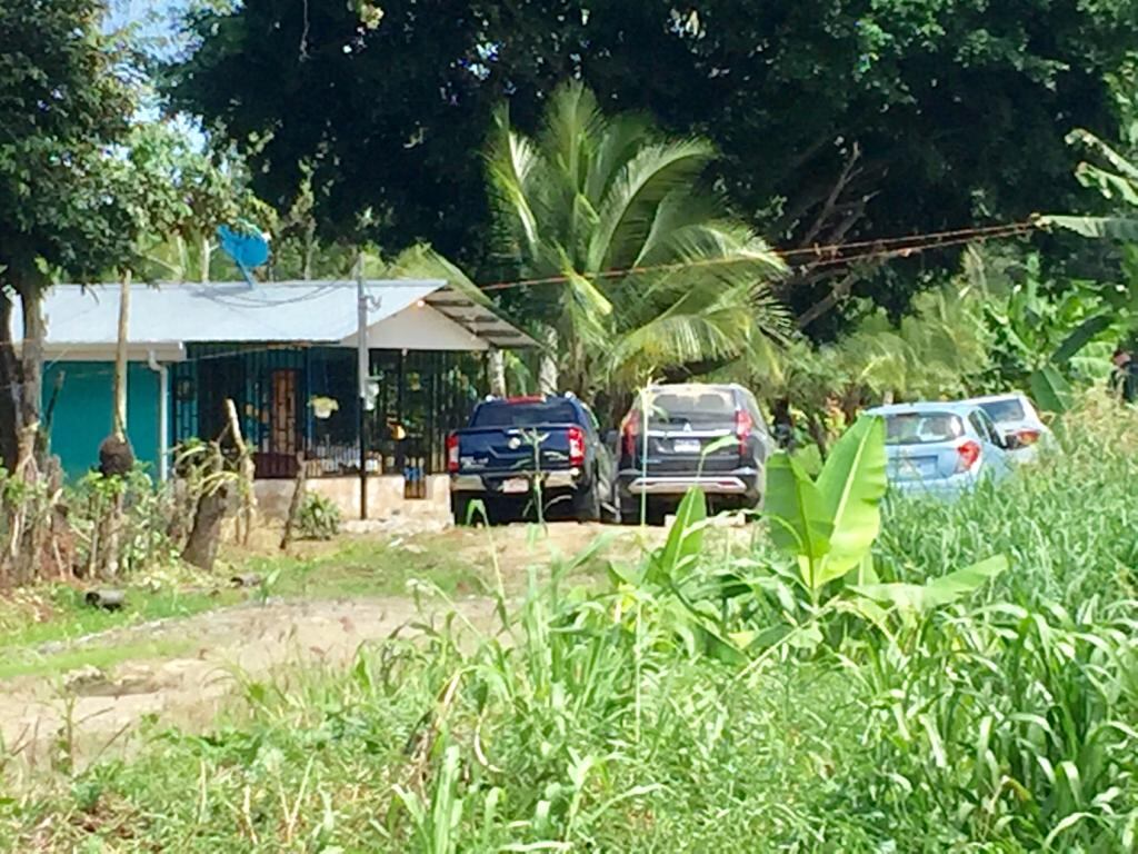 Los agentes del OIJ de Batán recolectaron indicios balísticos en la casa y a las 3 p. m. levantaron los cuerpos. Foto: Raúl Cascante.