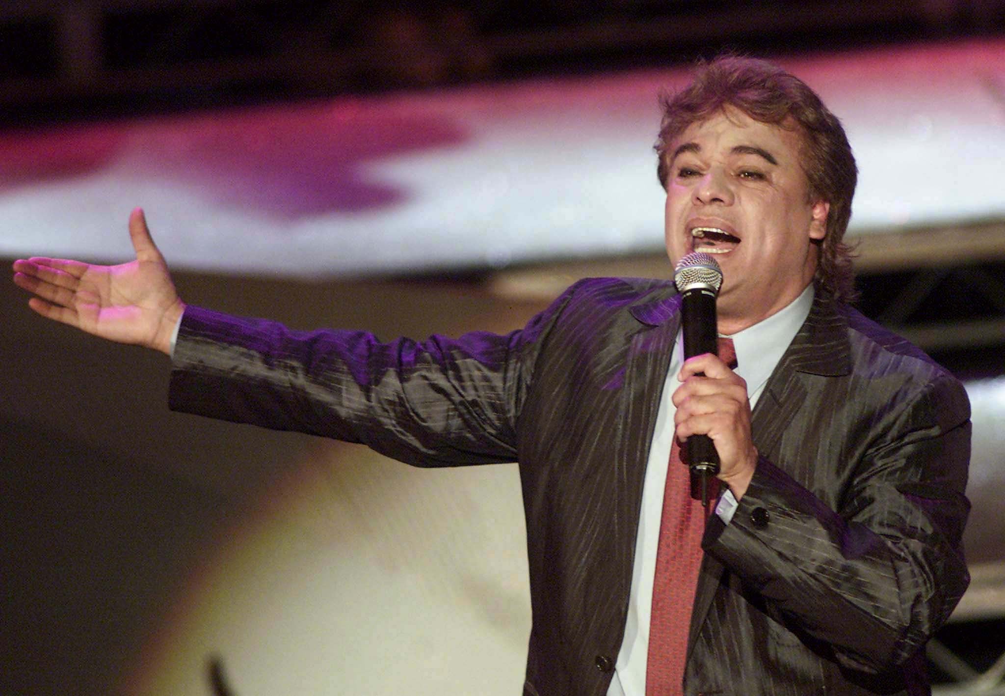 En la imagen, el cantante mexicano Juan Gabriel en su presentación en Ritmo Latino Music Awards en Los Angeles, California, 2001.