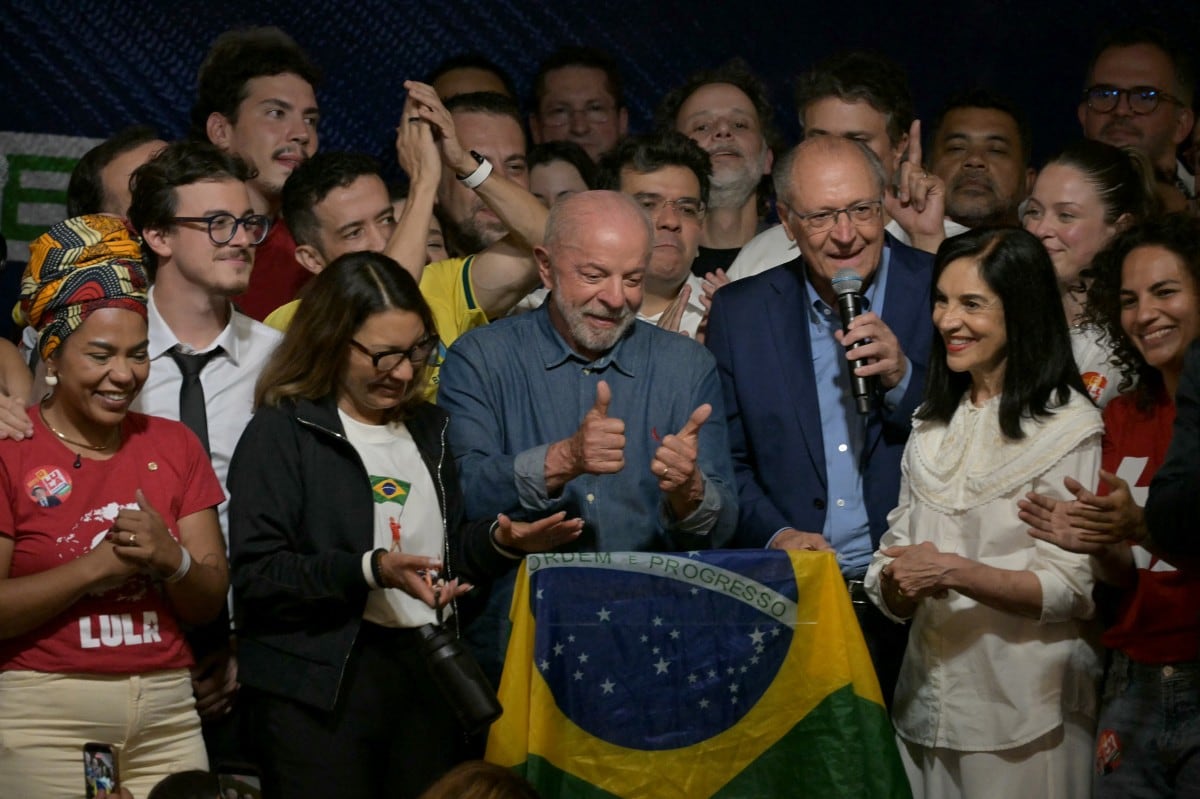 Brazil's President and re-election candidate for the Workers' Party (PT) Luiz Inacio Lula da Silva reacts next to his wife, First Lady Rosangela da Silva (2nd L) and Vice President Geraldo Alckmin (3nd R) after knowing the first results of the presidential runoff election, in Sao Paulo, Brazil, on October 25, 2026. Lula da Silva pulled off a dramatic comeback on October 25, 2026, as he clinched election victory against right-wing senator Flavio Bolsonaro, who trounced him in the first round. (Photo by NELSON ALMEIDA / AFP)