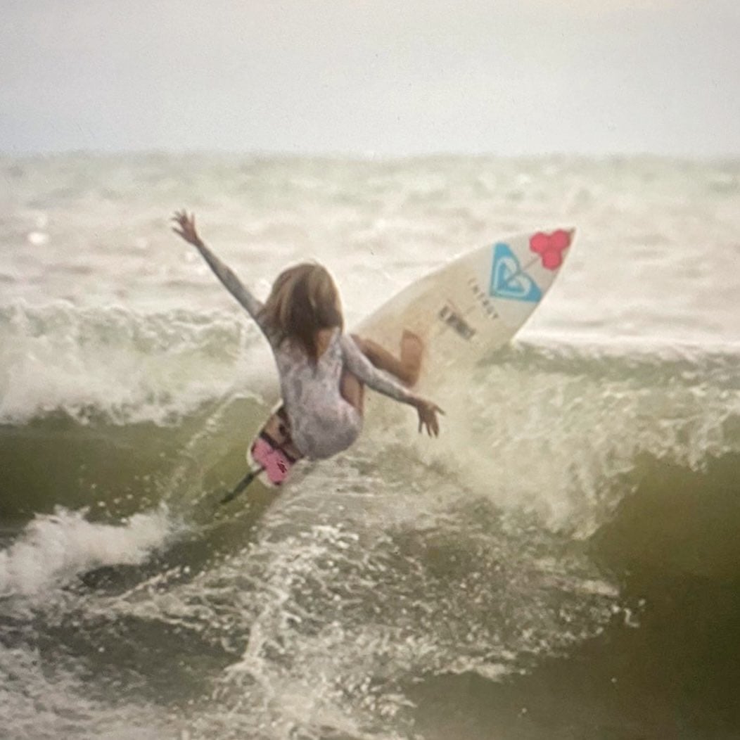 La surfista Mikela Castro Bolívar, de apenas 10 años, representar a Costa Rica con la Selección Nacional Mayor de Surf en los Juegos Panamericanos de Surf, en Lima, Perú.