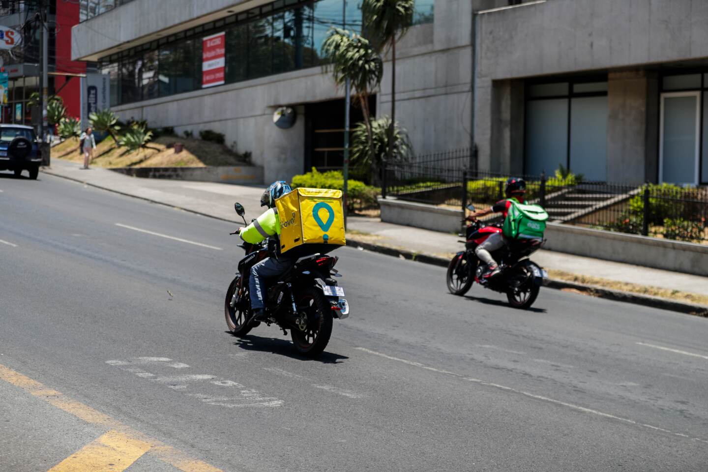Las empresas buscan opciones para llevar sus productos a los clientes ante las medidas de aislamiento social. Las plataformas de entrega com Glovo y Uber Eats son una opción. Fotografía: Alejandro Gamboa Madrigal.