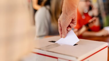 La historia (no aburrida) del voto: del presidente que andaba en bus al que enviaba pésames para ganar elecciones
