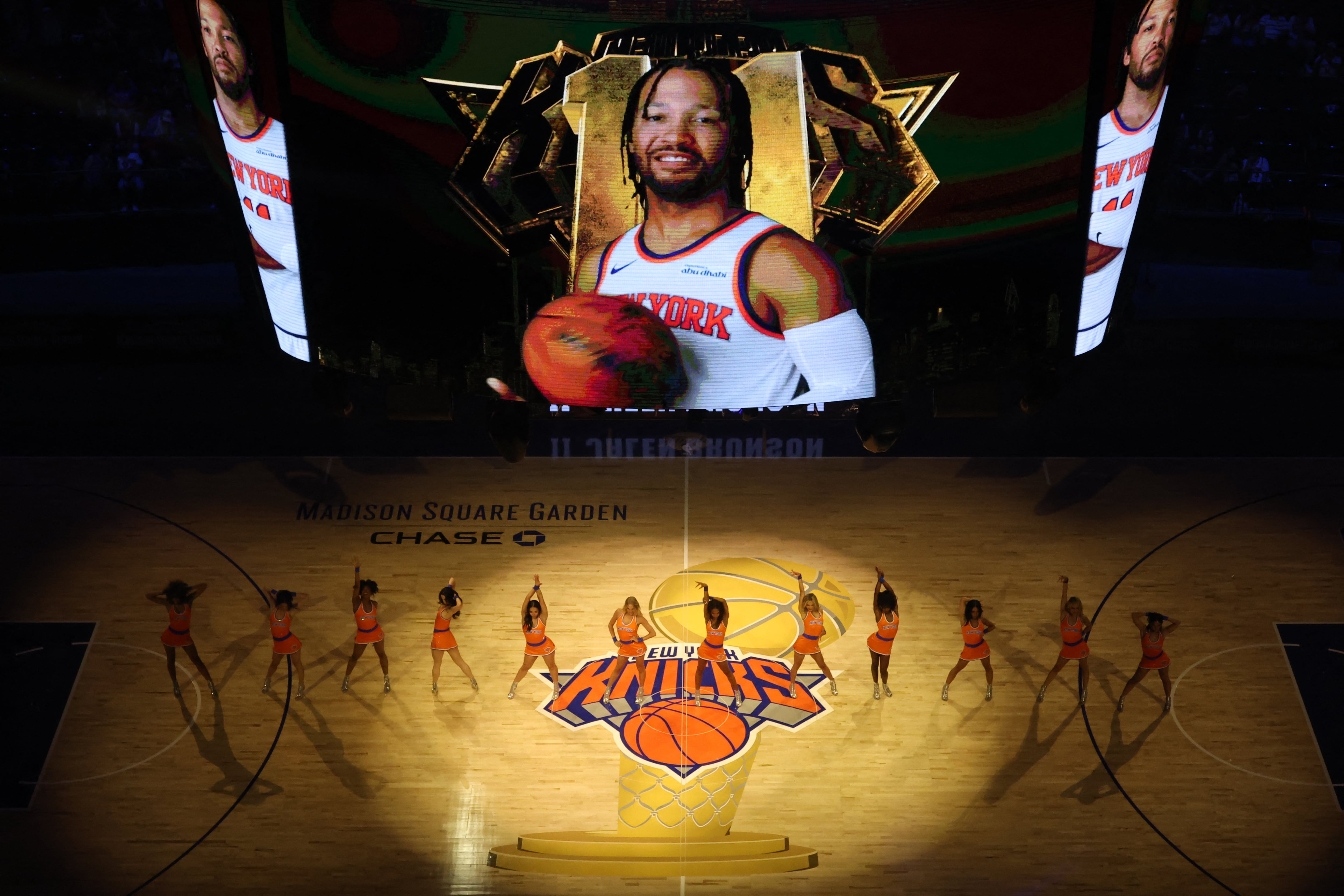 La estrella de los New York Knicks Jalen Brunson aparece en la pantalla del Madison Square Garden, donde se hizo una transmisión especial del primer partido, disputado en San Antonio.