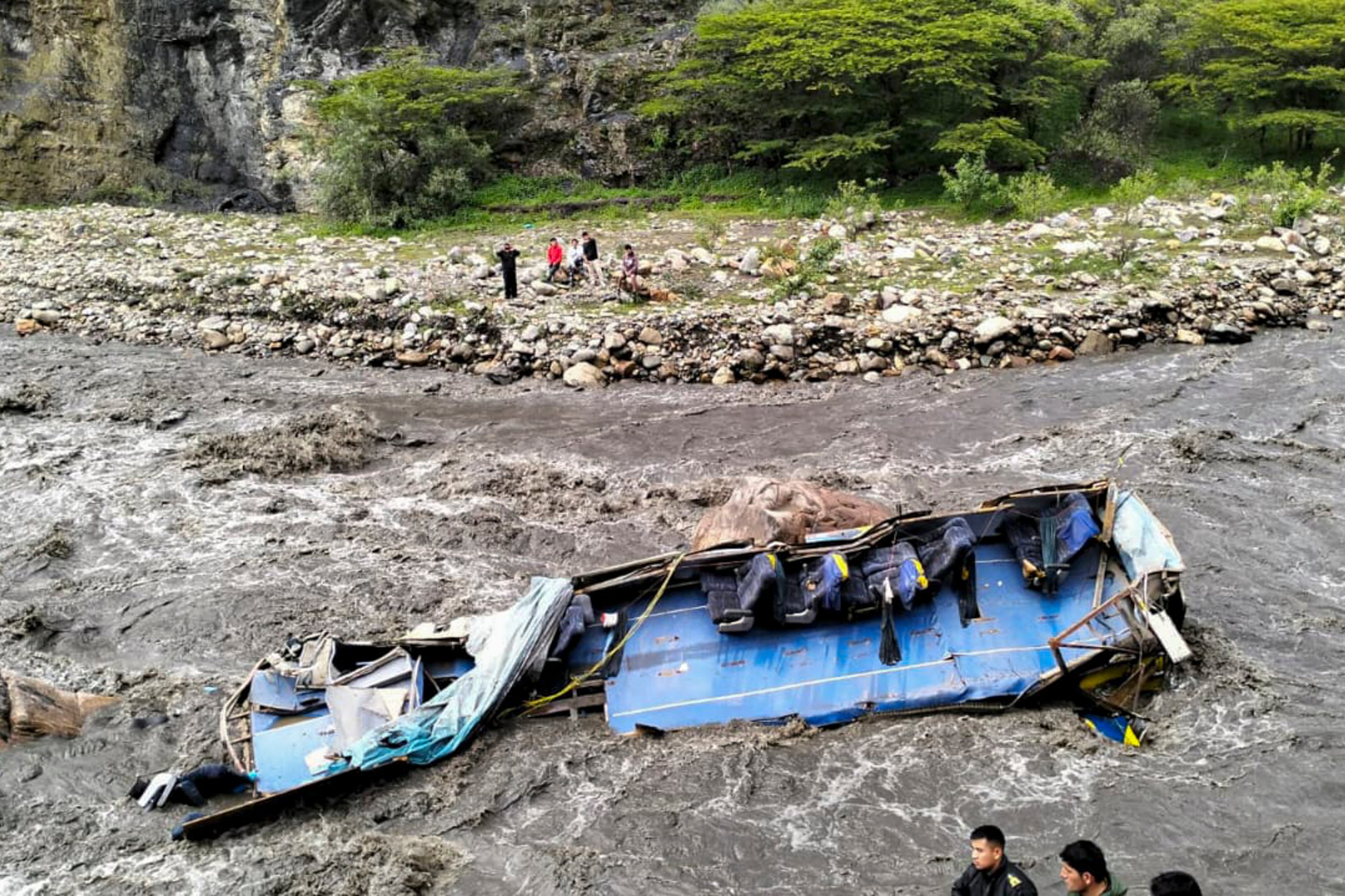 El autobús que cayó a un abismo de 150 metros de profundidad. (Foto de Handout / La Voz Del Pueblo Pomabamba Ancash Perú/ AFP)