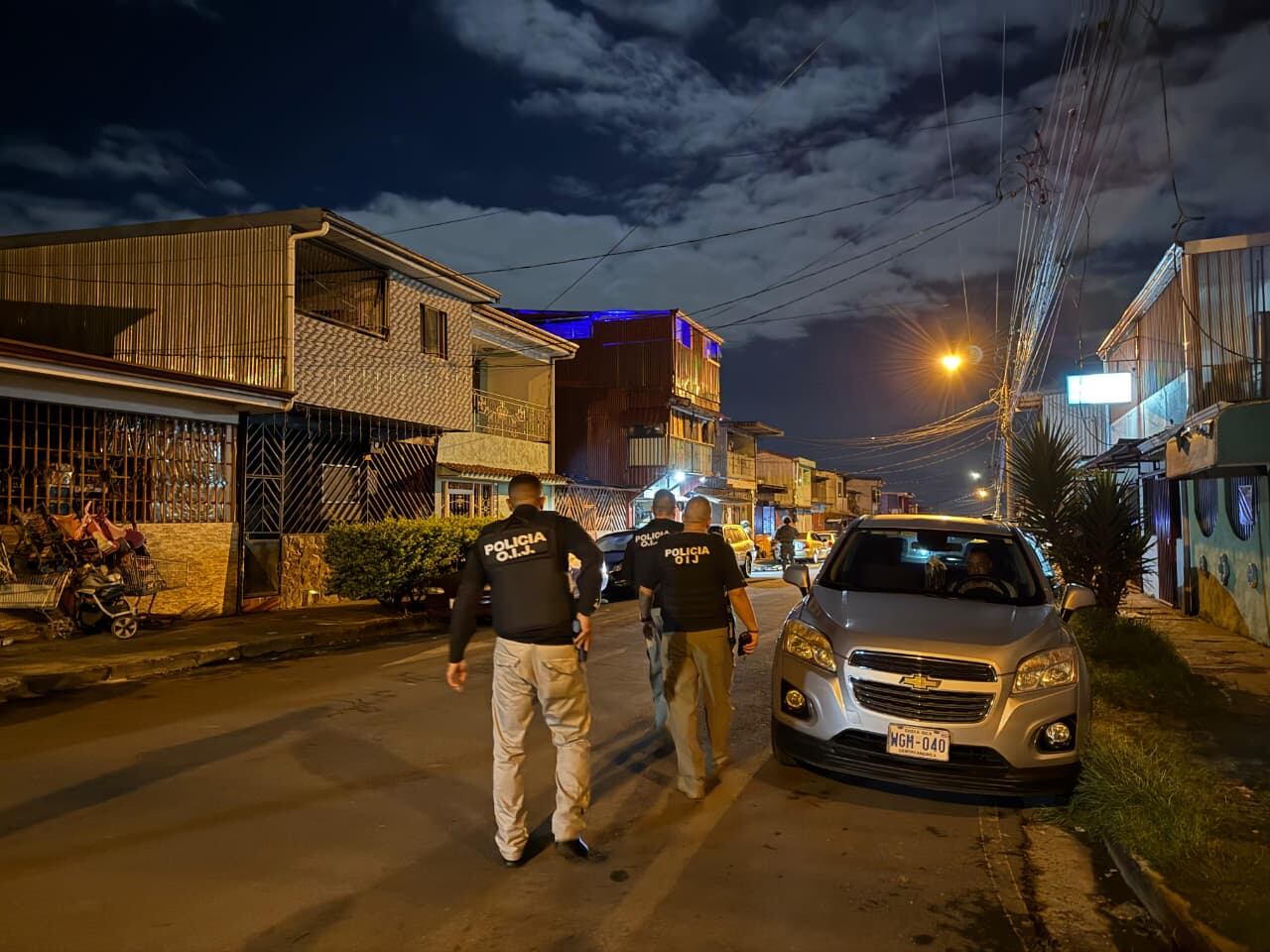 Dos policías caminando por la calle.