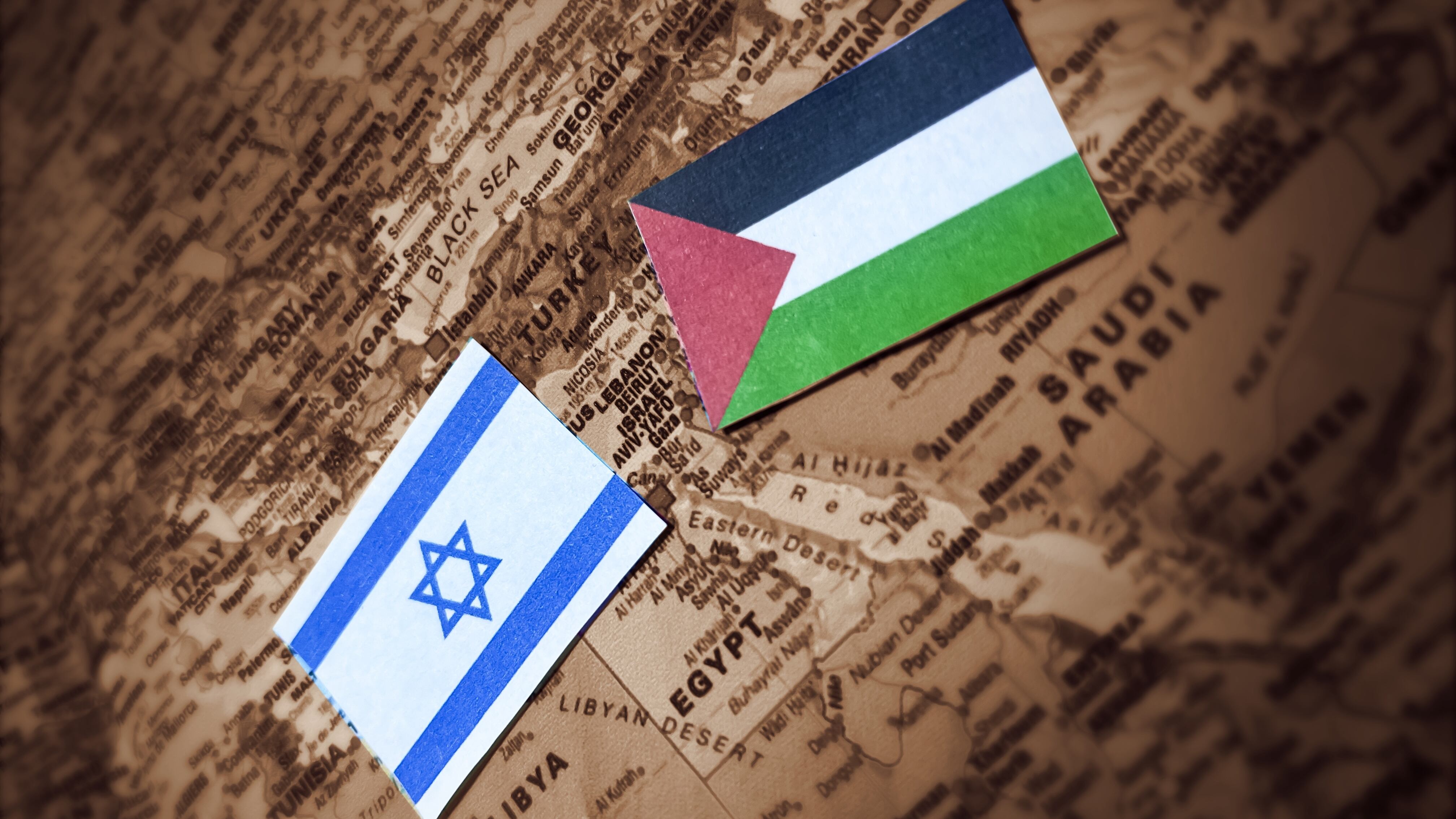 Banderas de Israel y Palestina. Mapa Medio Oriente.