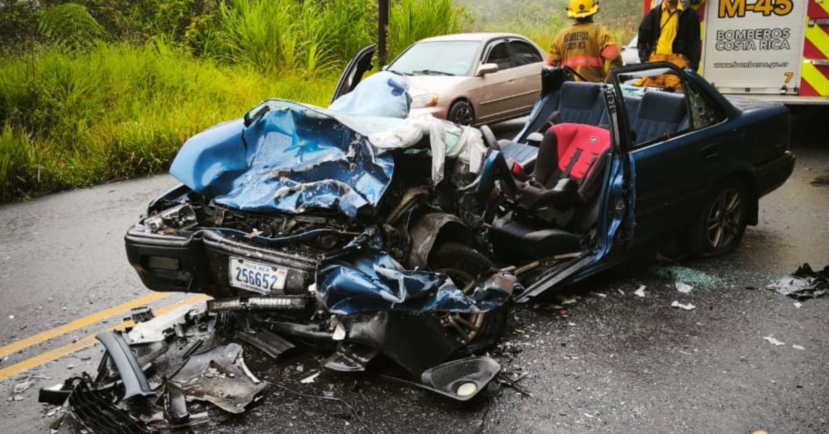 Cinco personas resultaron heridas en una aparatosa colisión en el Cerro de la Muerte.