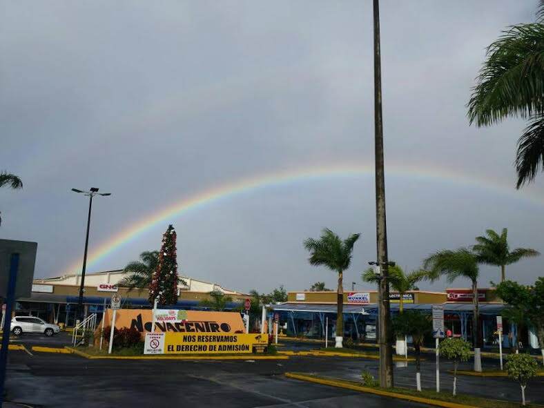 En Guadalupe, las calles mojadas, el viento que movía las ramas de las palmeras y el arco iris, dejaban ver el cambio en las condiciones climáticas este domingo.