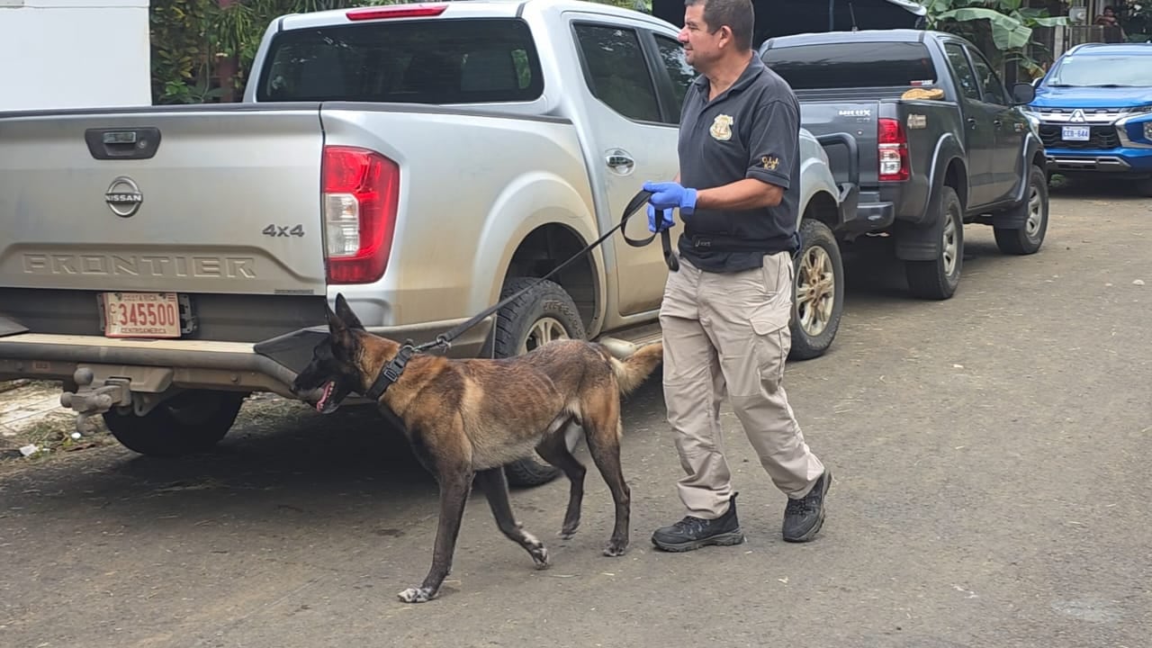 La unidad canina del OIJ participó de los allanamientos en la zona norte.