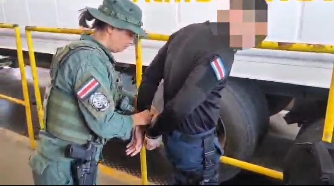 Detienen a policía como sospechoso de colaborar en ingreso de cocaína en Limón.