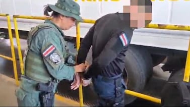 Detienen a oficial de la Fuerza Pública por intento de ingresar casi una tonelada de droga a puerto; vea el video