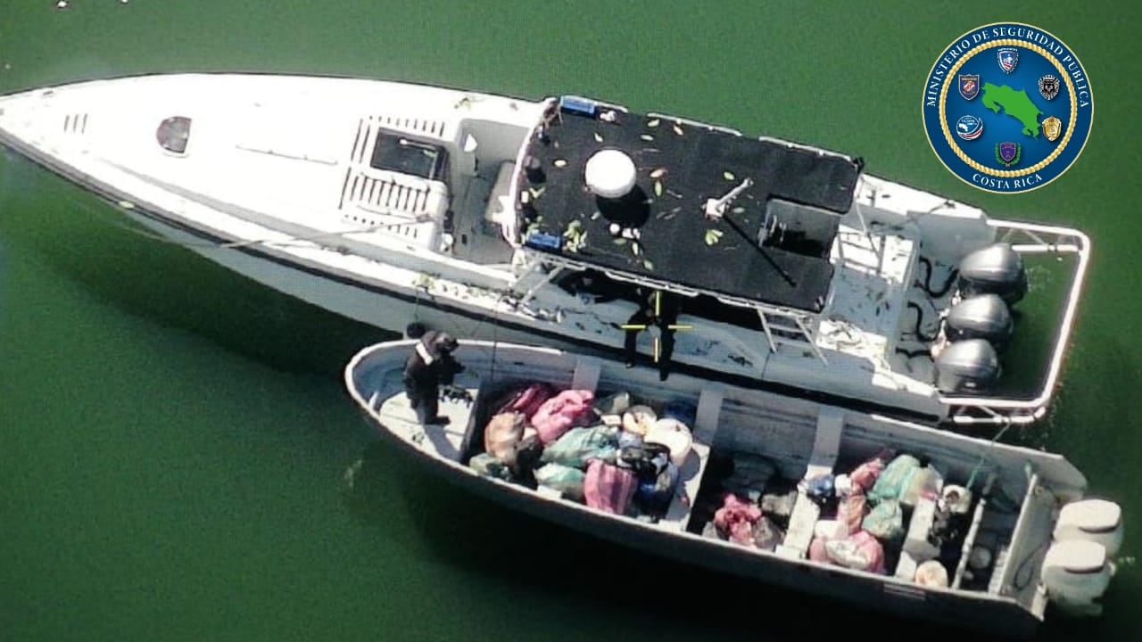 La lancha cargada con droga, de dos motores, se volvió escurridiza en la persecución, pero sus ocupantes fueron detenidos y ahora se exponen a penas de hasta 15 años de prisión. Foto: Cortesía MSP.