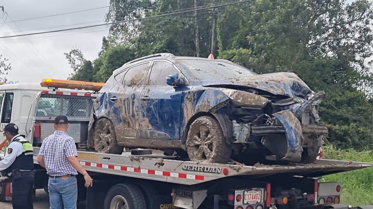 Entre lo que vecinos de Calle Carvajal pudieron rescatar este martes está este carro, arrastrado por el barro la tarde del domingo. Foto: Edgar Chinchilla.