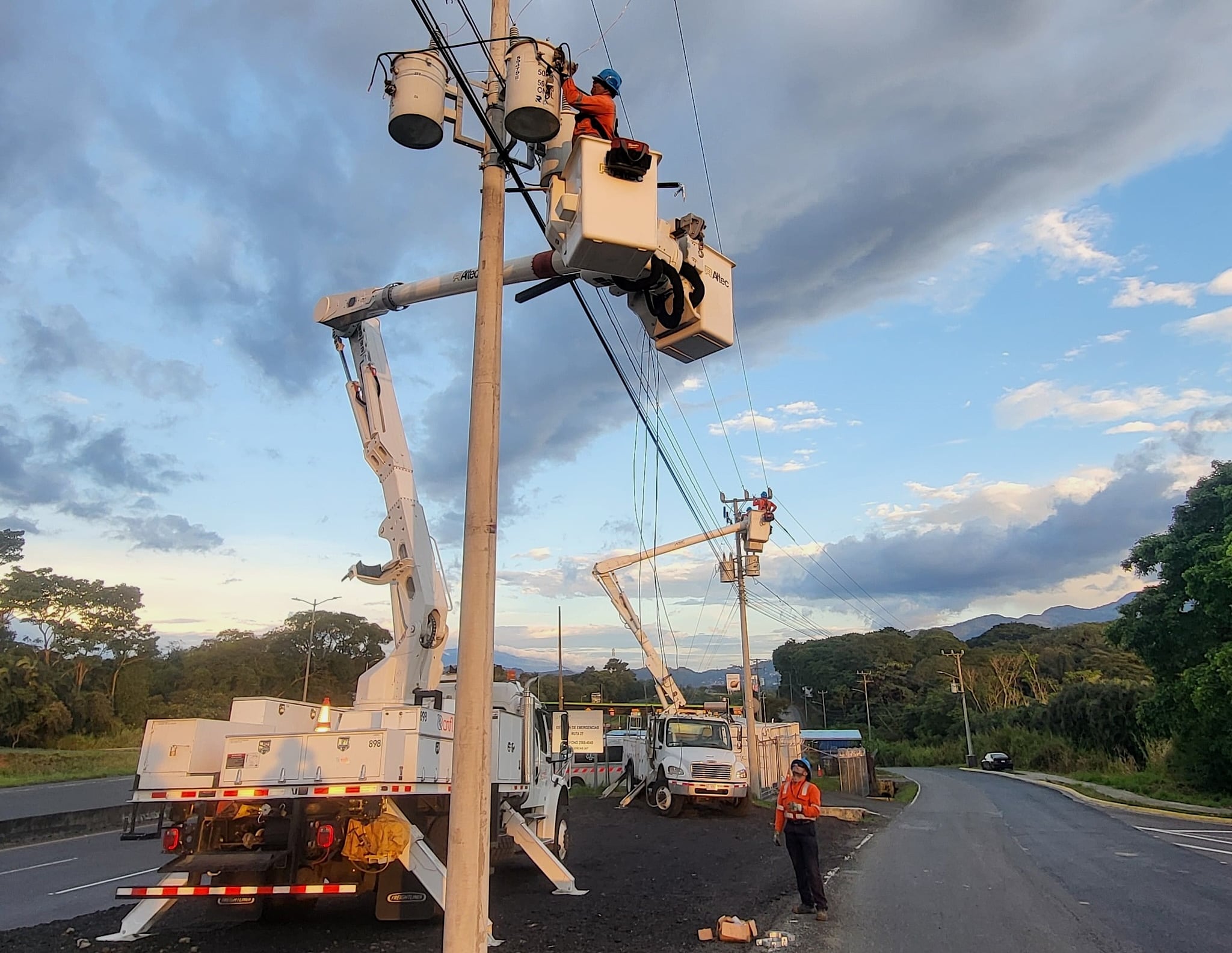 Trabajadores de la CNFL en labores de mantenimiento del tendido eléctrico hace unas semanas en San José. El inconveniente de este 13 de noviembre se concentró en distritos de esa provincia. Fotografía: Cortesía CNFL