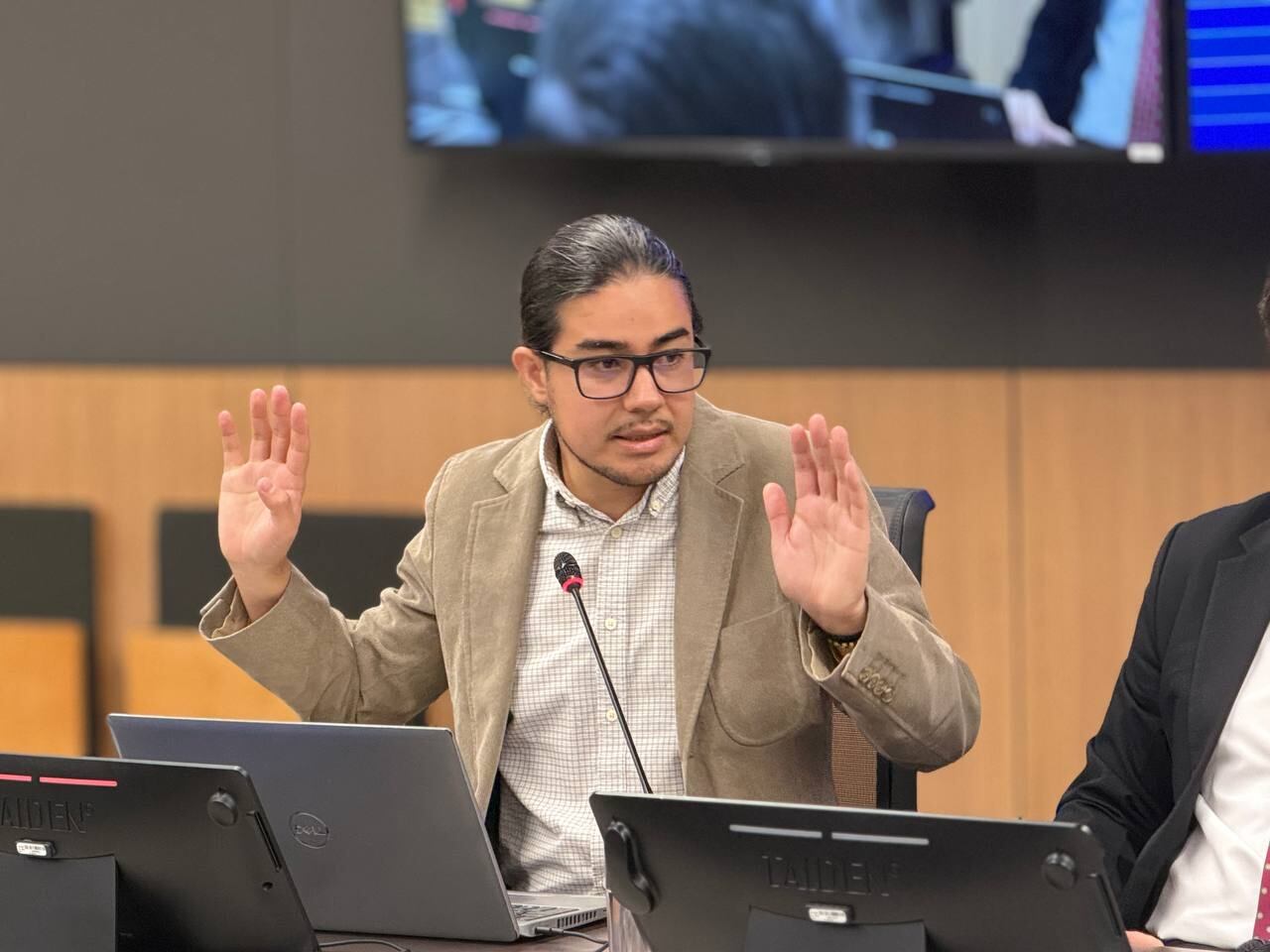 Jonathan Acuña, Pilar Cisneros