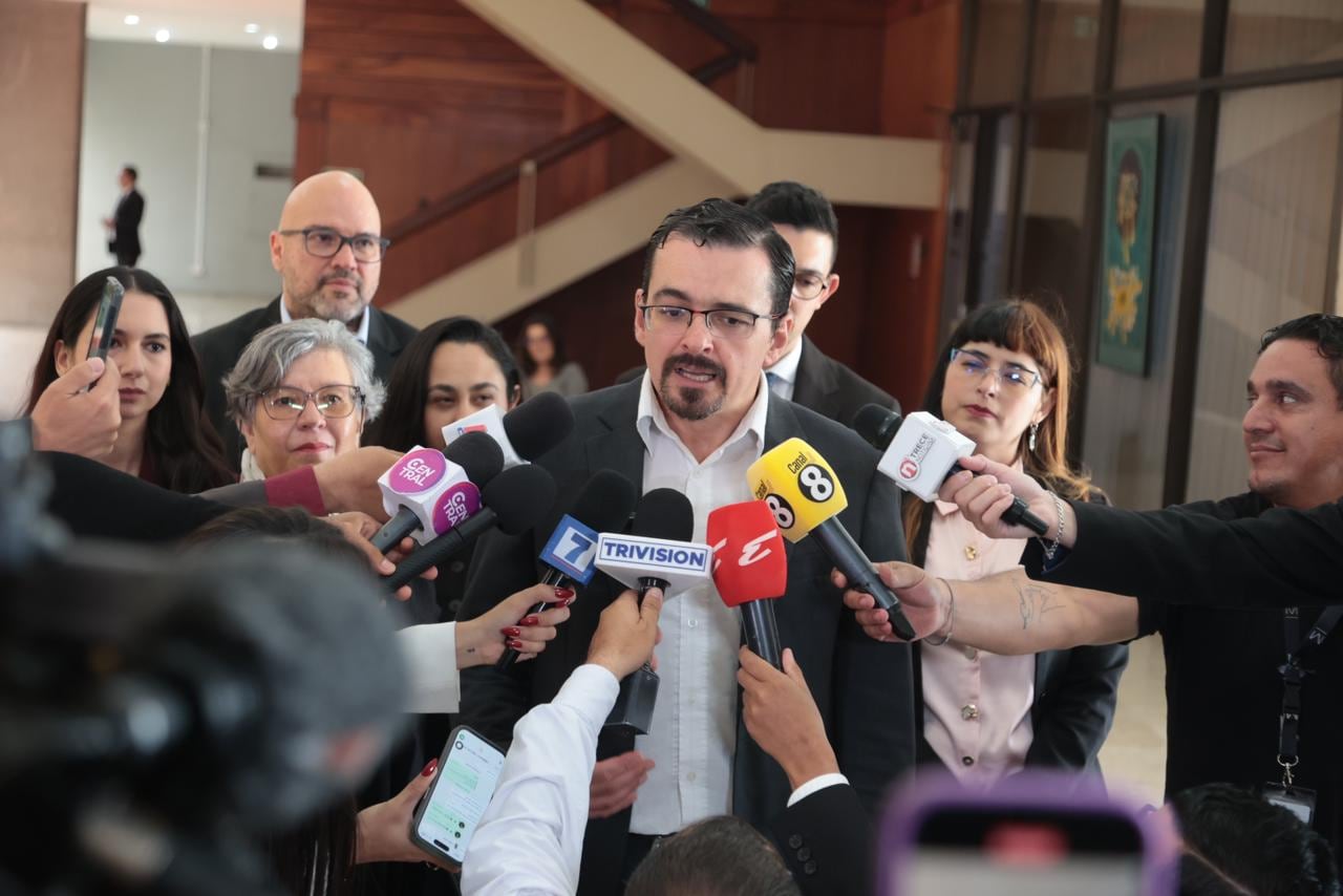 La fracción del Frente Amplio se reunió con la presidenta Laura Fernández, la mañana de este martes 19 de mayo.