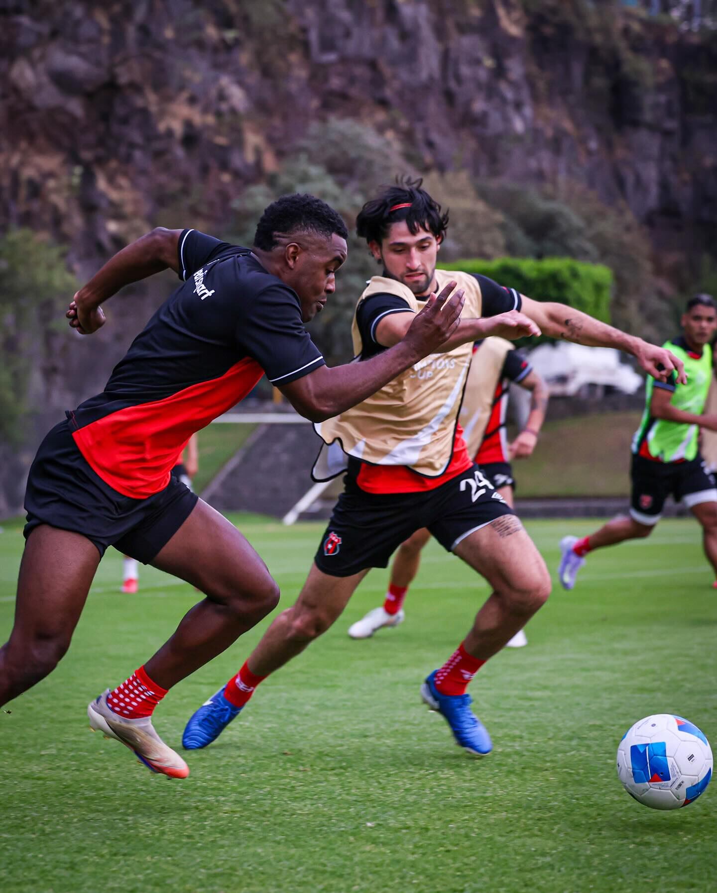Joel Campbell y Aarón Salazar se encuentran entusiasmados para el partido de ida de los octavos de final de la Copa de Campeones de Concacaf entre Pumas y Liga Deportiva Alajuelense.