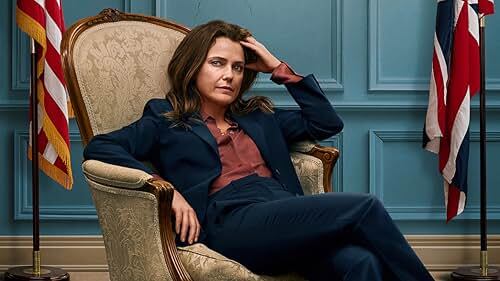 La actriz Keri Russell sentada en una silla, en una imagen promocional de la serie 'La Diplomática'.