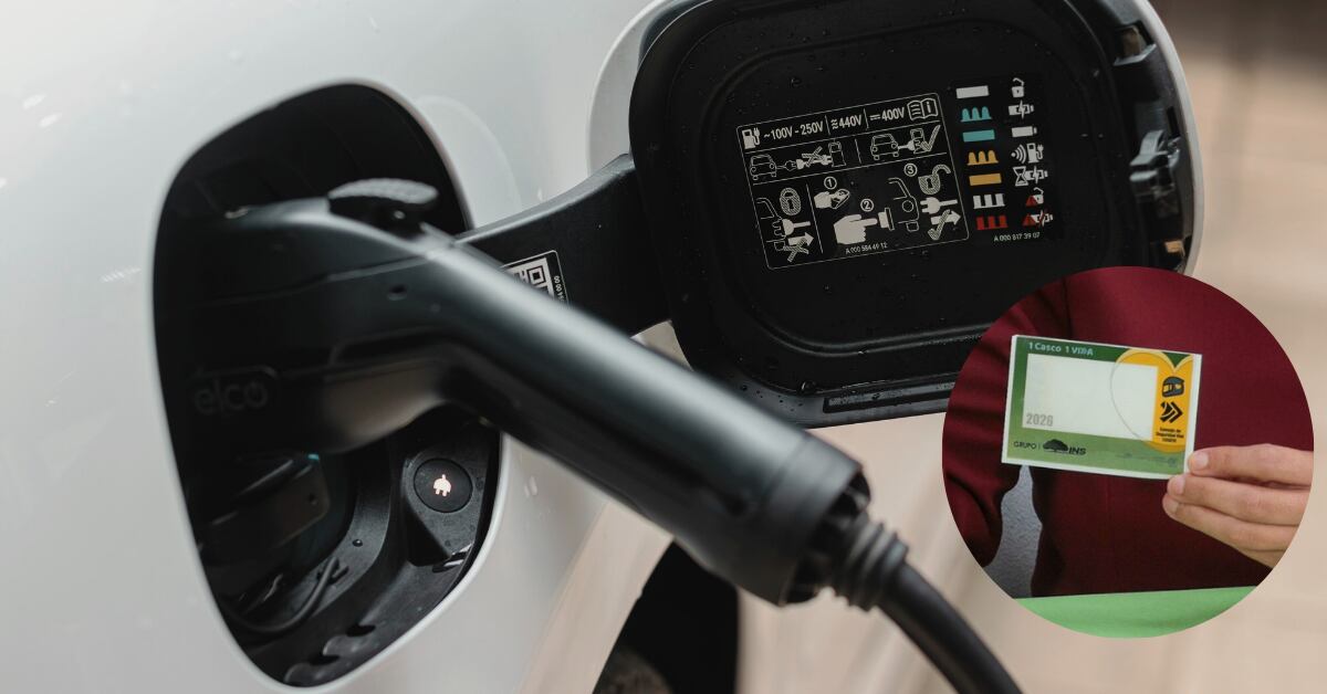 Cargador conectado a un vehículo eléctrico y una persona mostrando la etiqueta del marchamo 2026 del INS en Costa Rica.