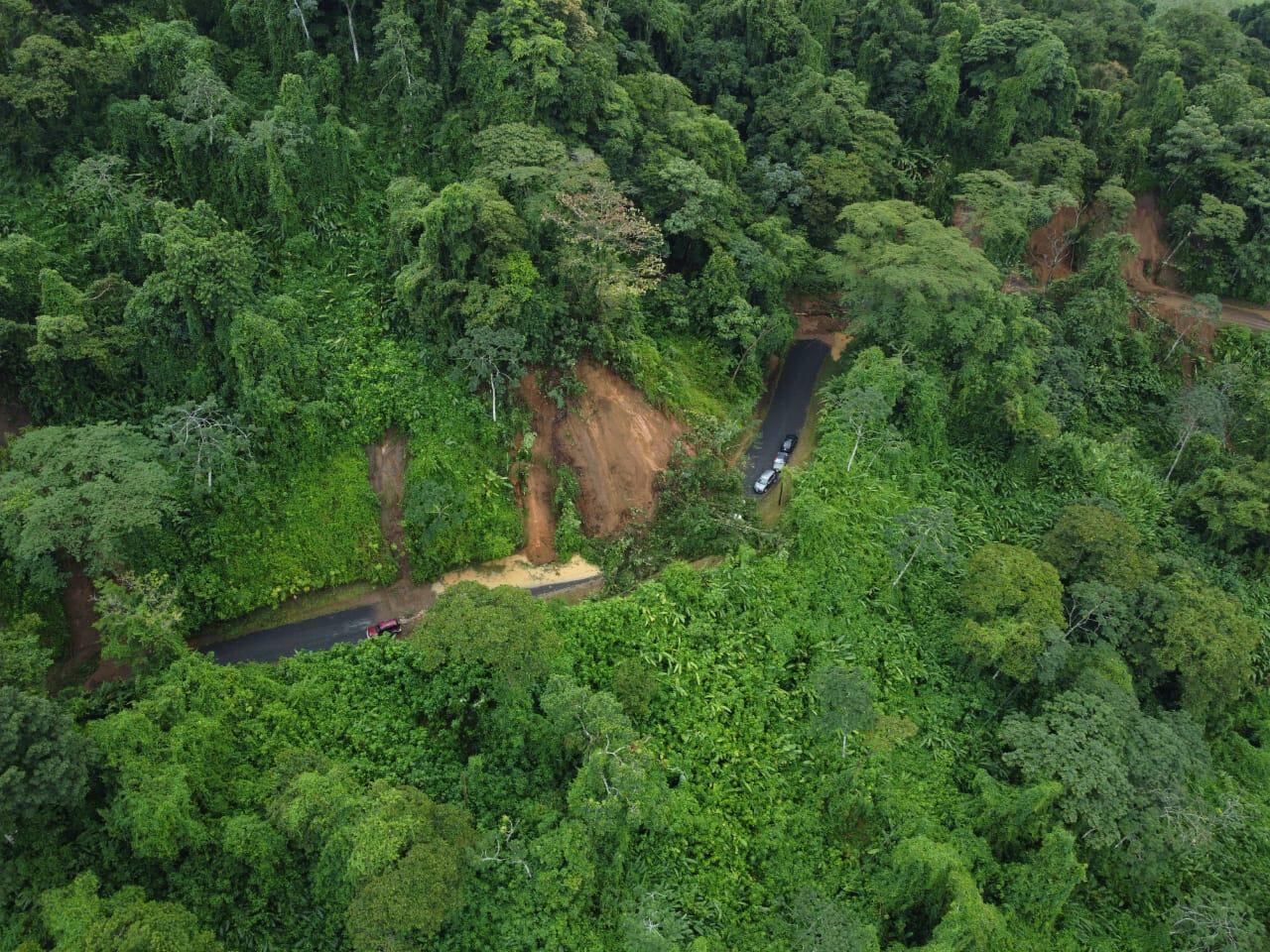 Con ayuda de un dron, la Cruz Roja pudo ver este jueves los sitios donde había vehículos atrapados entre desprendiemientos de tierra y los rescató. Foto: Cruz Roja.